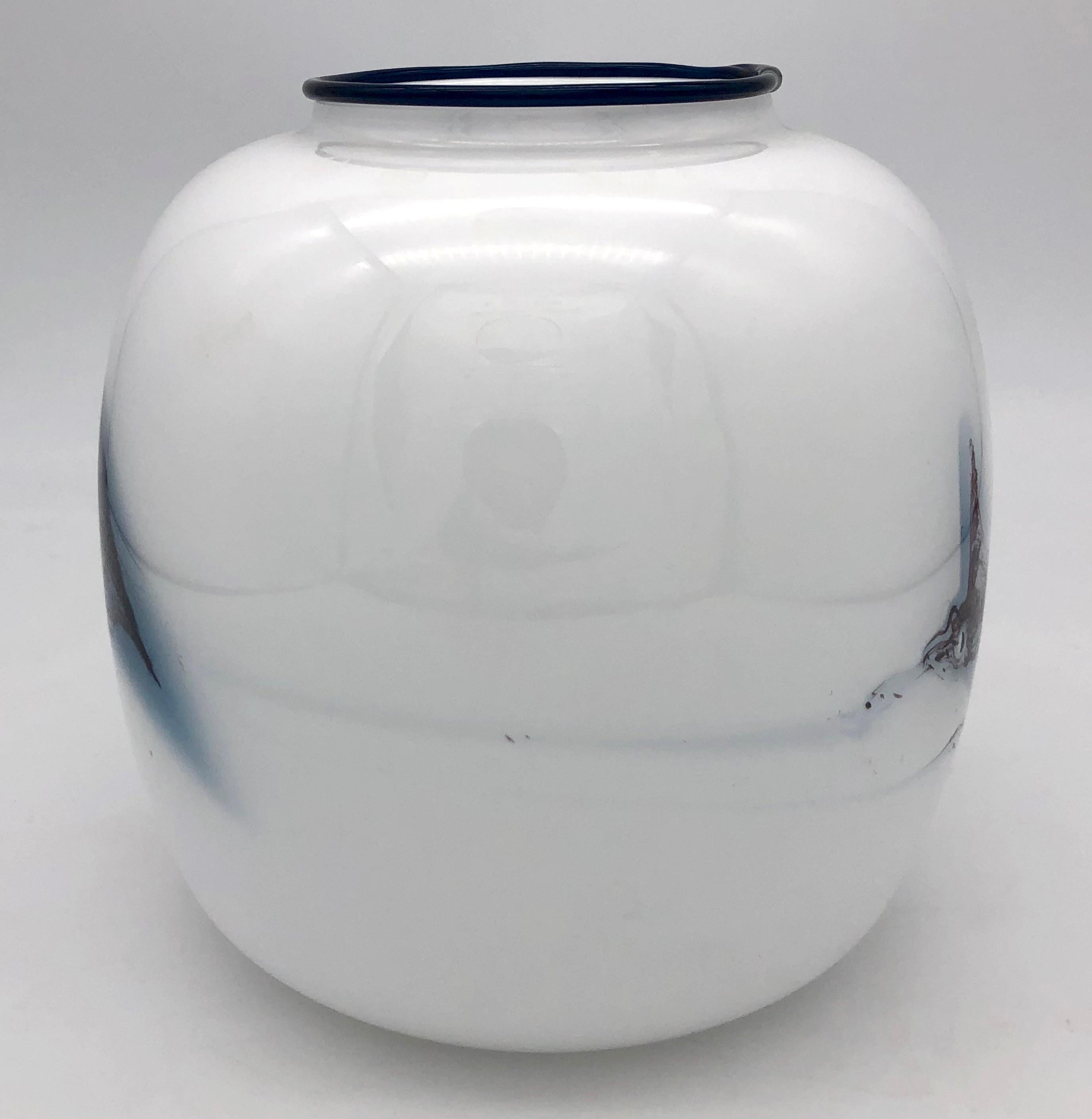 Moderne Vase en verre abstrait vintage de la série Atlantic de Michael Bang, Danemark en vente