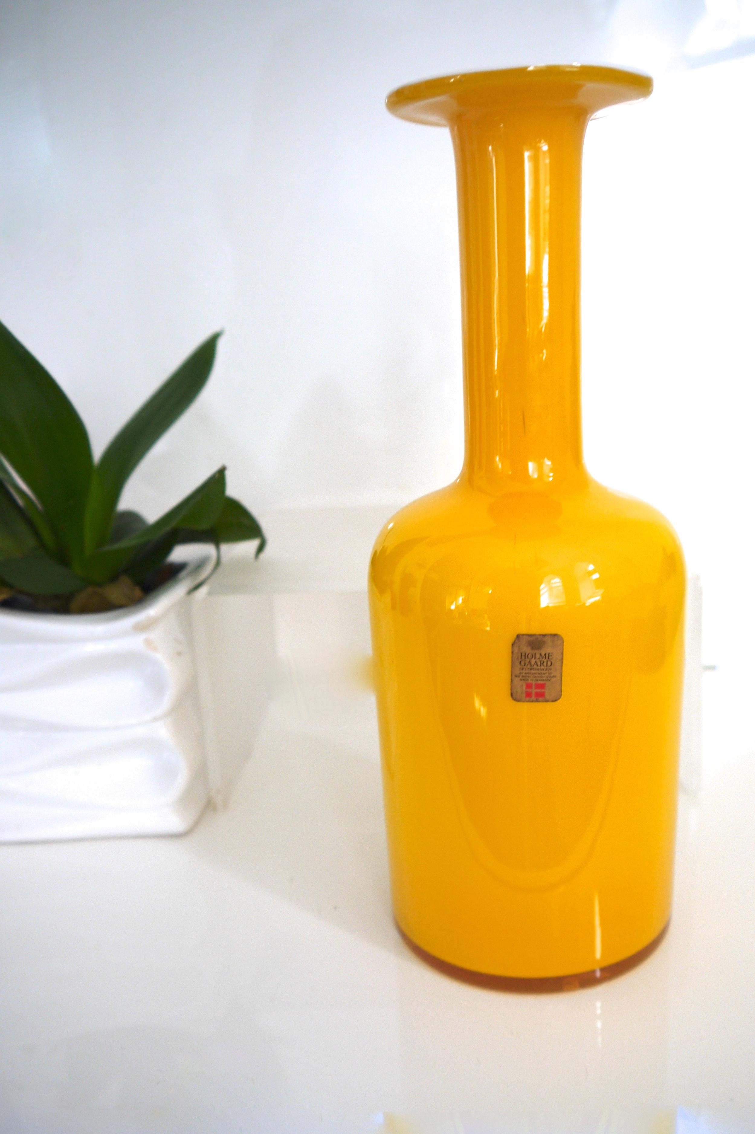 Modernist Holmegaard yellow glass Gulvvase with inner white casing, designed by Otto Brauer in 1962, based on a 1958 design by Per Lutken. The Carnaby collection reflected the color explosion and graphic design of the Pop Art period.