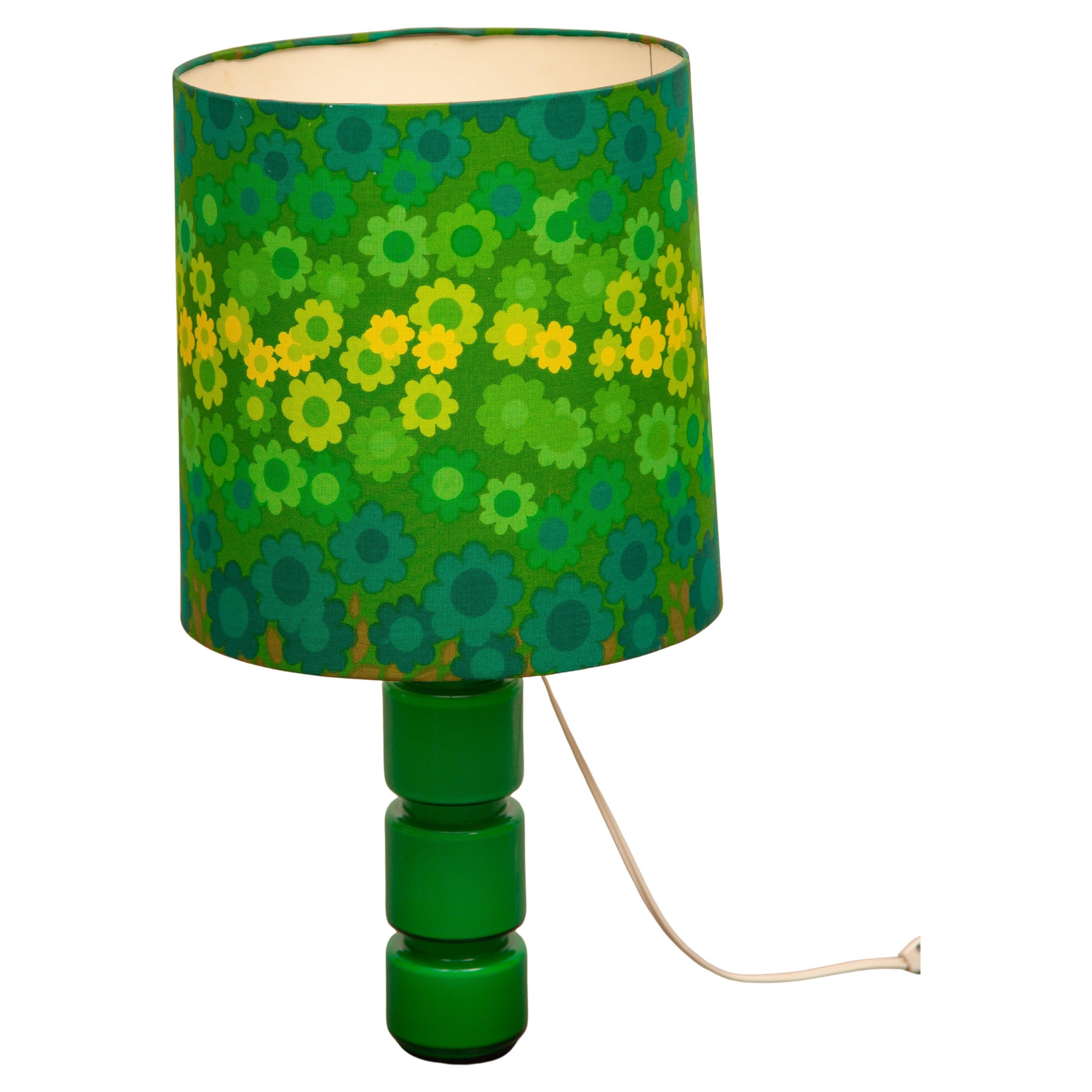 Lámpara de mesa vintage de vidrio soplado diseñada por Holmegard, 1970. El cristal verde está en magníficas condiciones vintage con la sombra Pop Art original.   