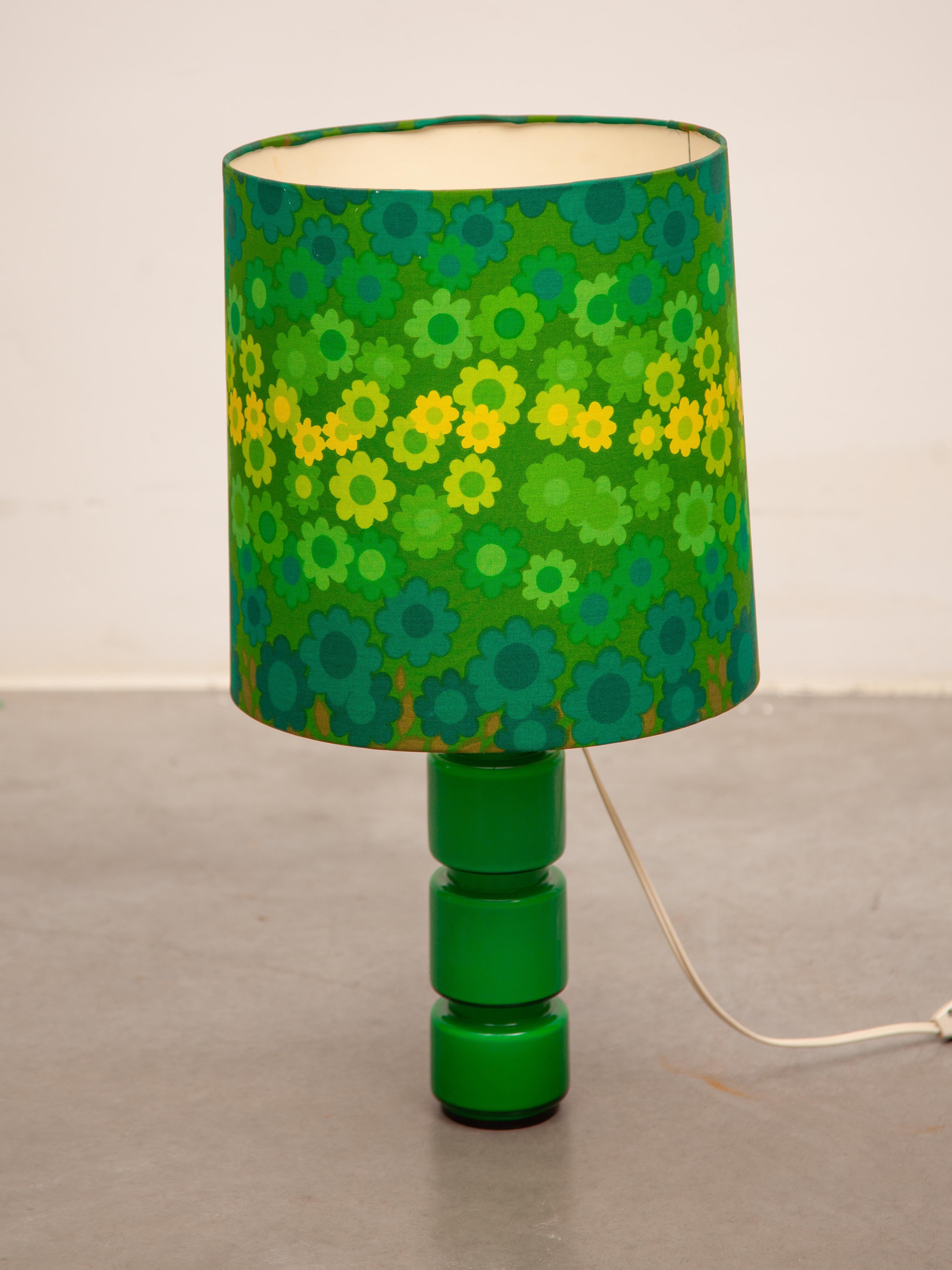 Lámpara de mesa Holmegard de vidrio opalino verde con pantalla de flores de lino Pop-Art Escandinavo moderno en venta