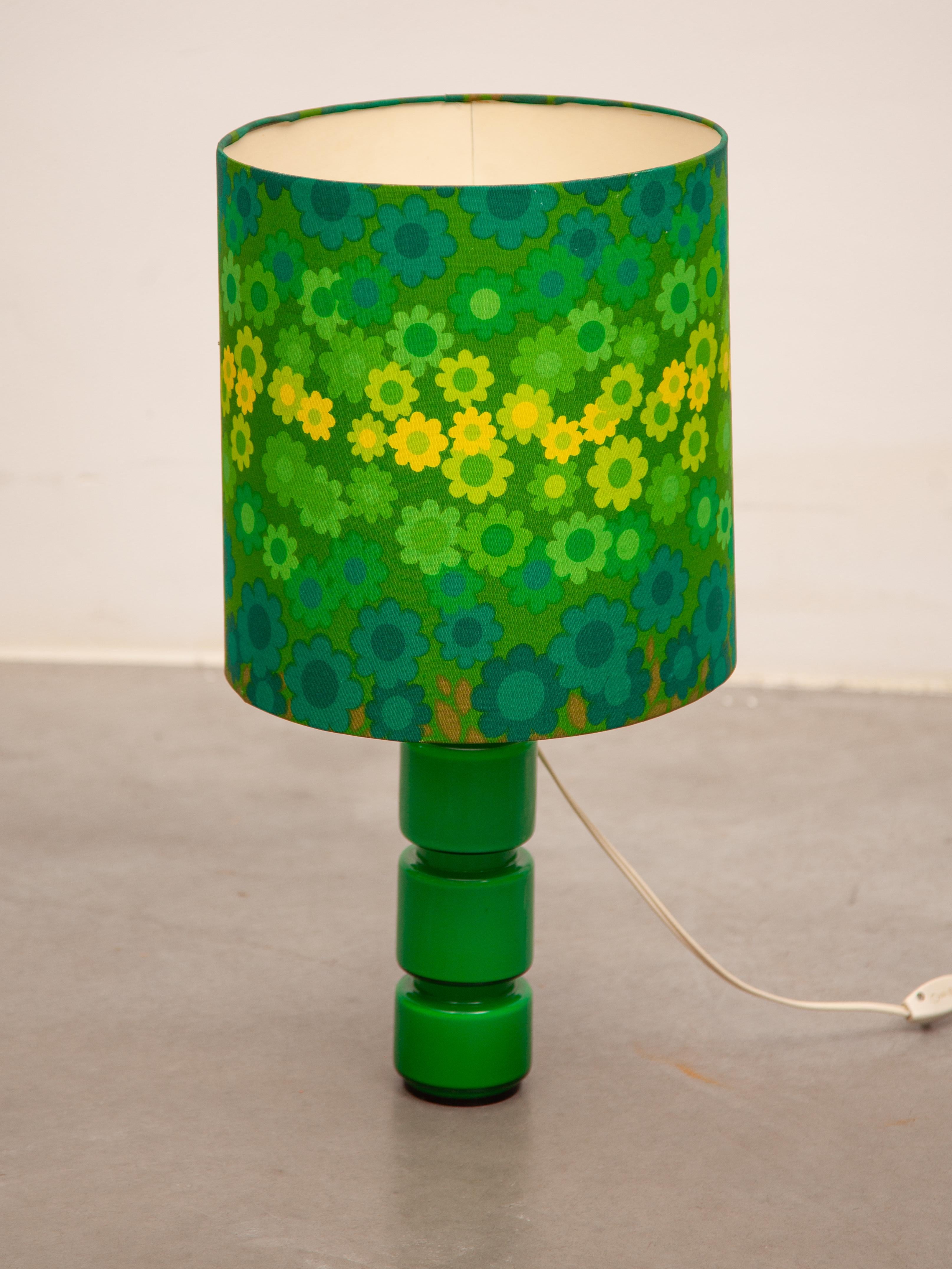 Lámpara de mesa Holmegard de vidrio opalino verde con pantalla de flores de lino Pop-Art Danés en venta