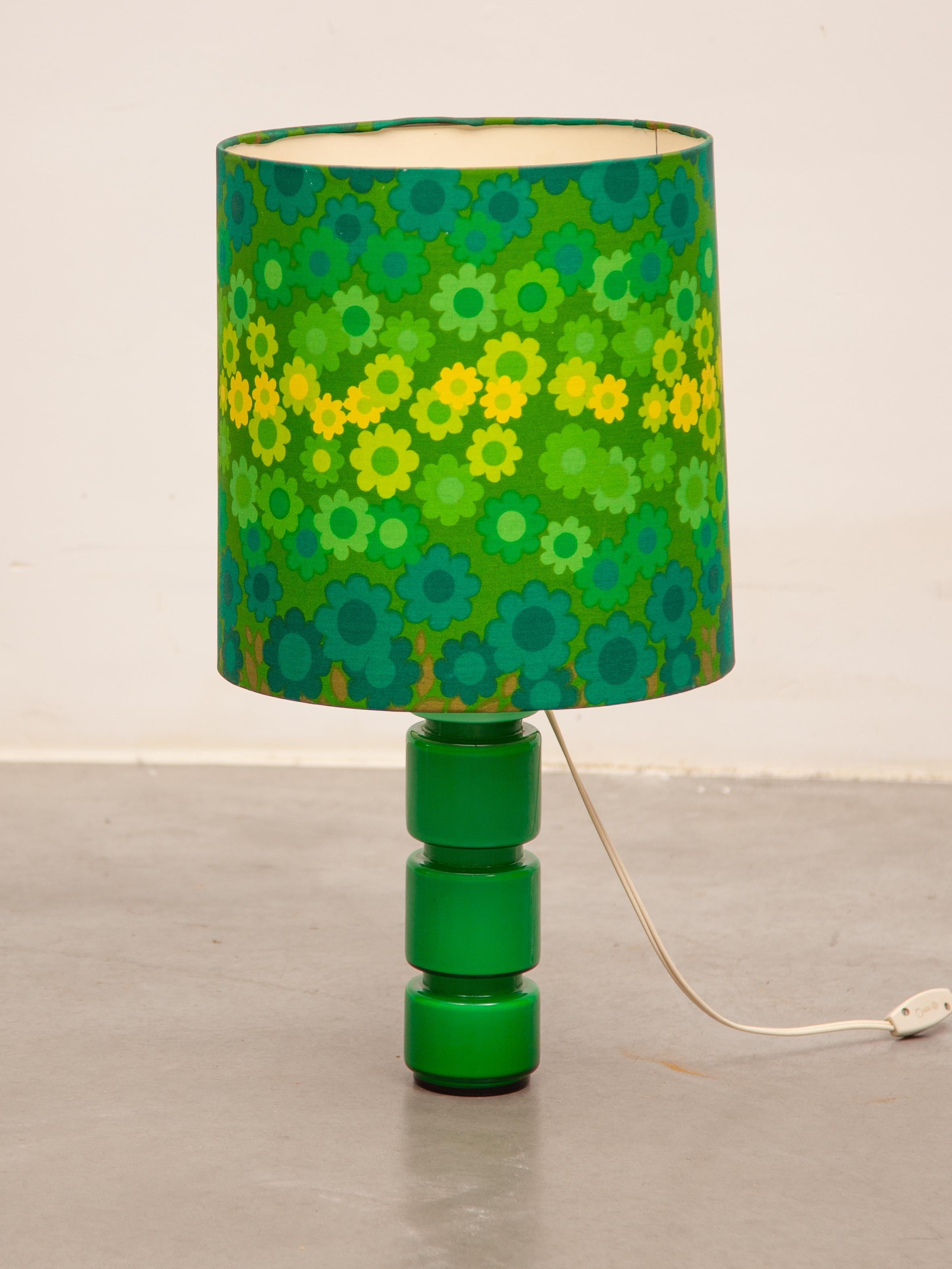 Lámpara de mesa Holmegard de vidrio opalino verde con pantalla de flores de lino Pop-Art finales del siglo XX en venta