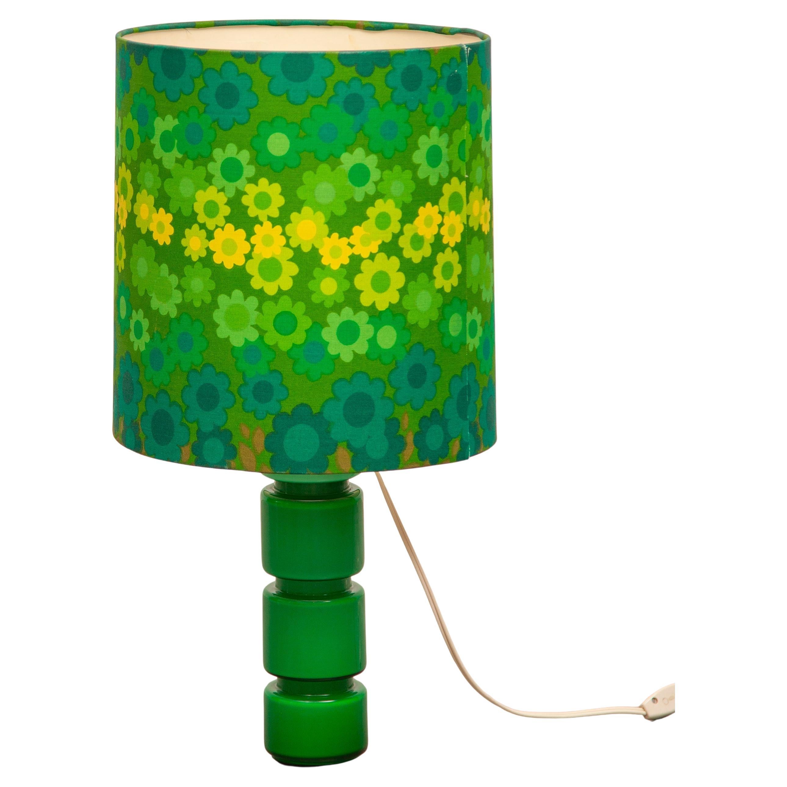 Lámpara de mesa Holmegard de vidrio opalino verde con pantalla de flores de lino Pop-Art en venta