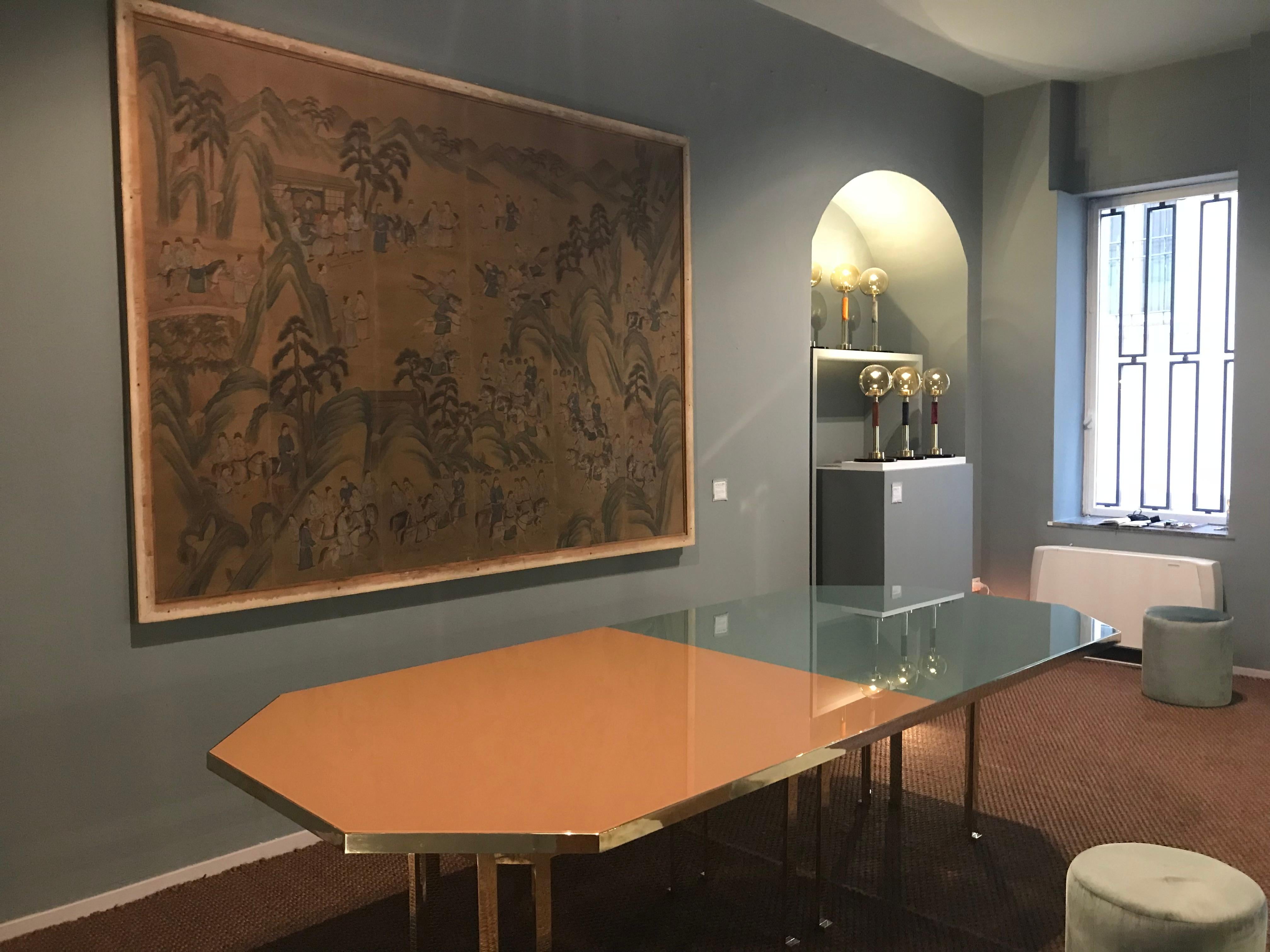 XXIe siècle et contemporain Table Filippo Feroldi du 21ème siècle en laiton 280 plateau en verre de différentes couleurs en vente