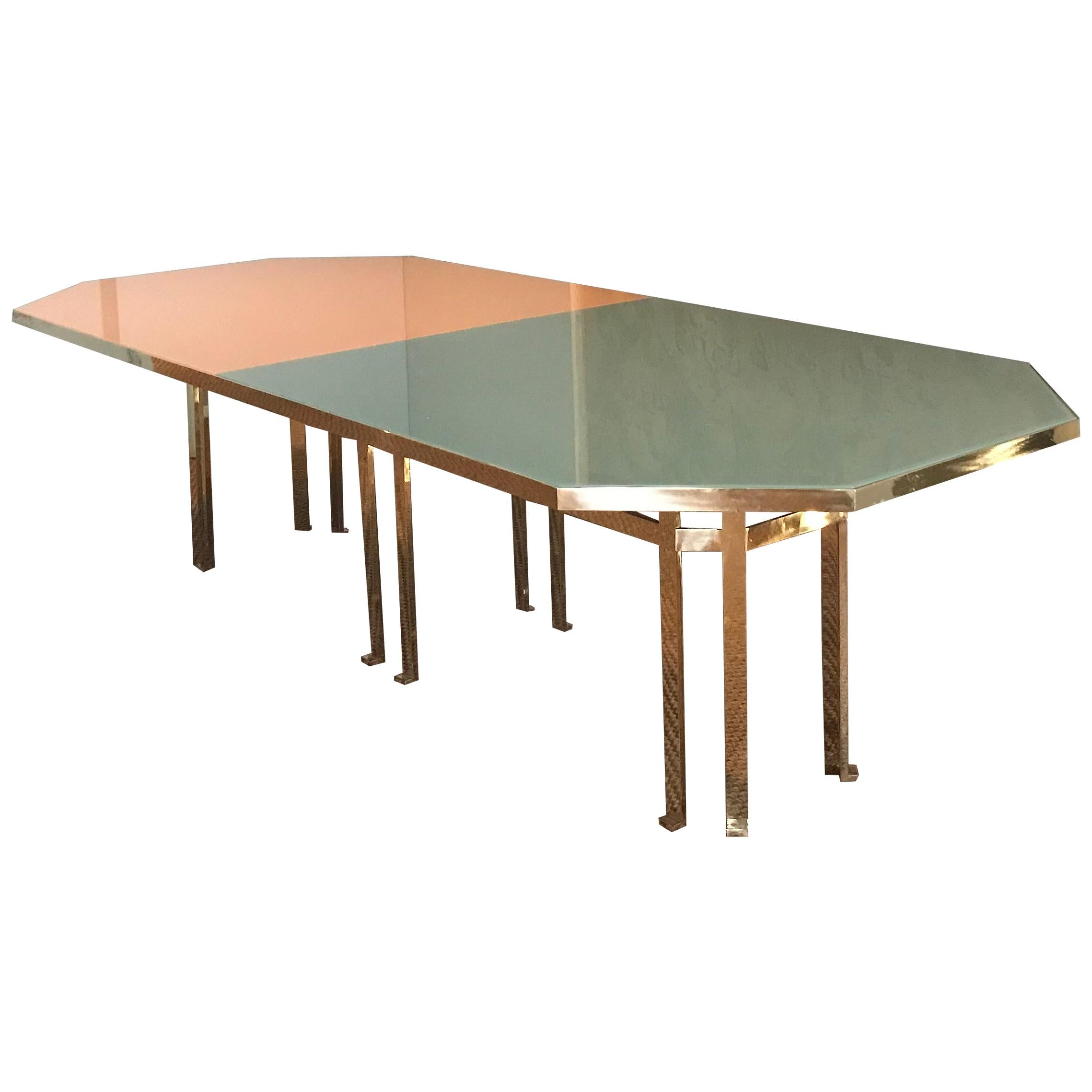 Table Filippo Feroldi du 21ème siècle en laiton 280 plateau en verre de différentes couleurs