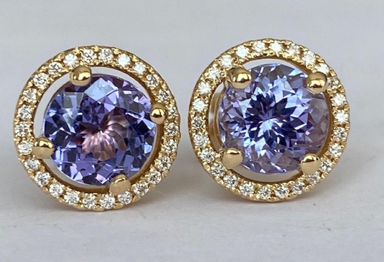 Offered HALO ear studs 18 KT  in yellow gold, with two pieces of brilliant cut tanzanite of 3.26 carats together. The stones are surrounded by an entourage of 54 pieces of brilliant cut diamonds, approx. 0.45 ct in total, of quality G/VS. 
Gold