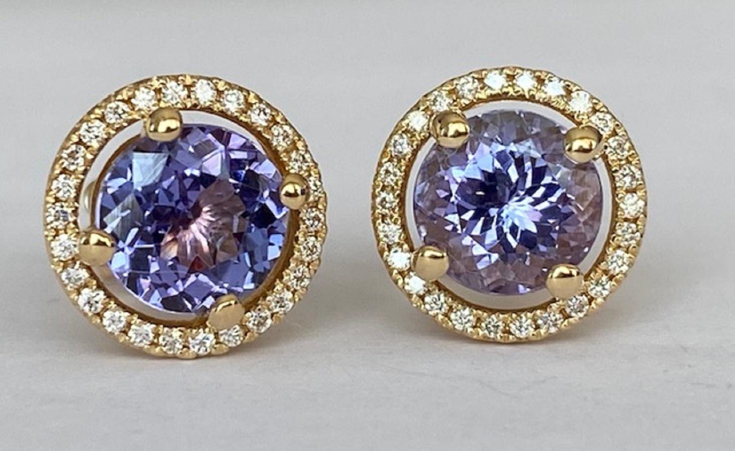 Contemporary HALO ear studs 18 KT in yellow gold, with two pieces of tanzanite and diamonds For Sale