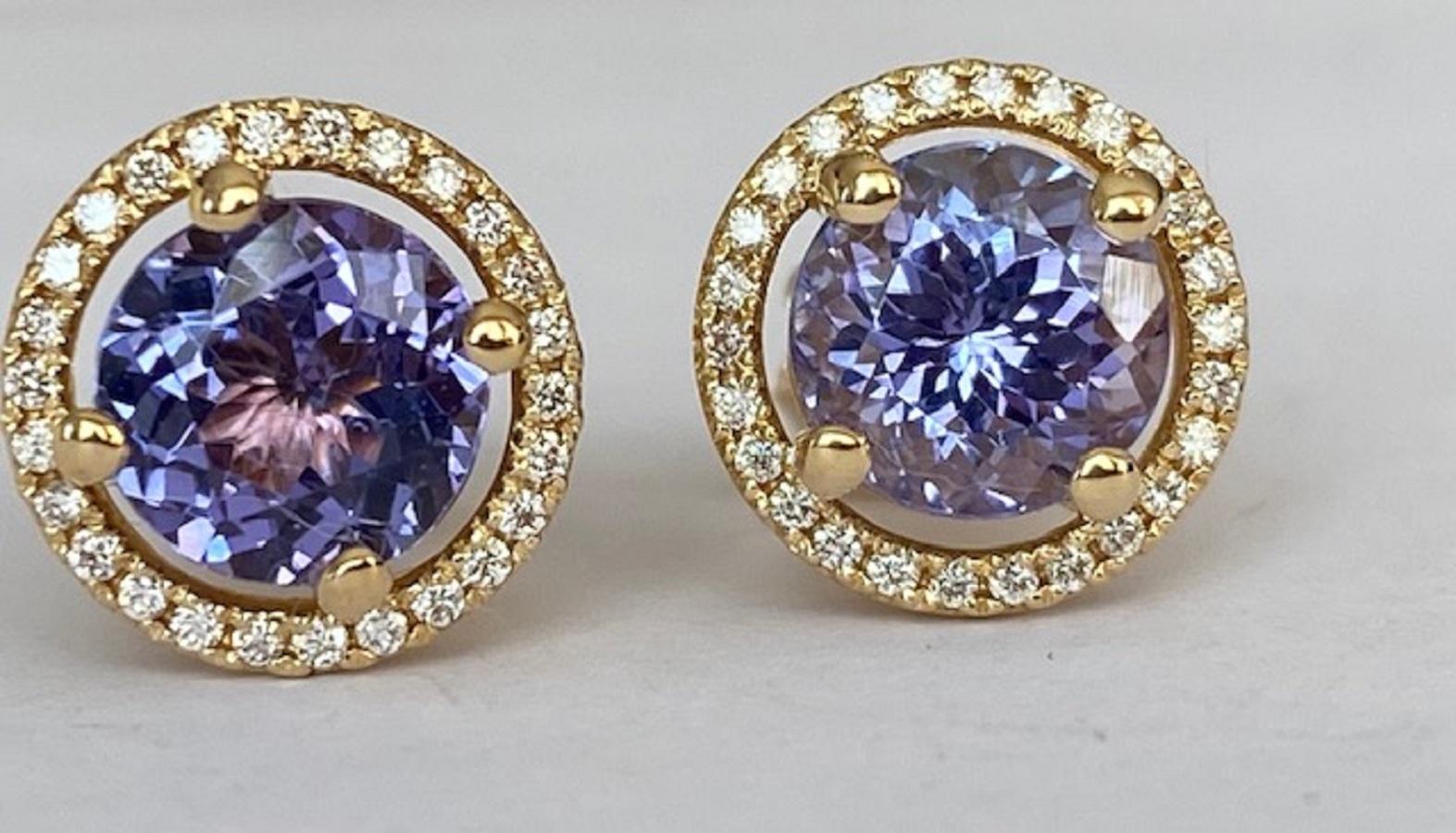 Brilliant Cut HALO ear studs 18 KT in yellow gold, with two pieces of tanzanite and diamonds For Sale