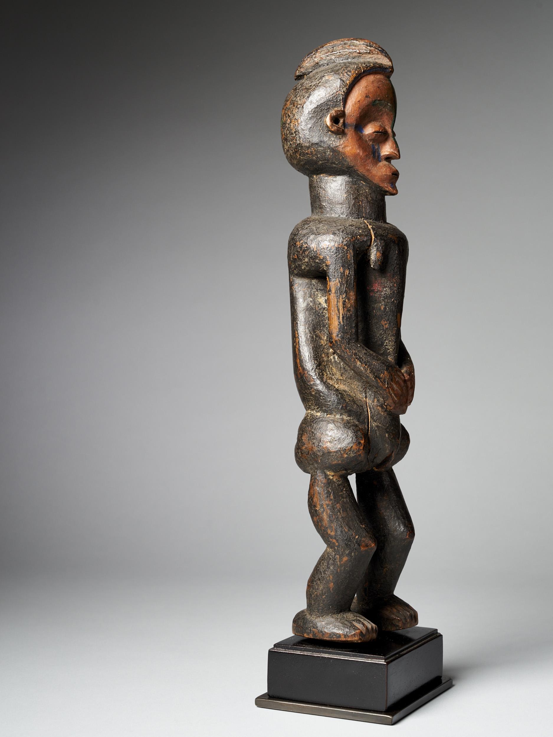 Holo People, DRC, Female Holo Statue 'Mvunzi' with Traces of Polychrome In Good Condition In Leuven , BE