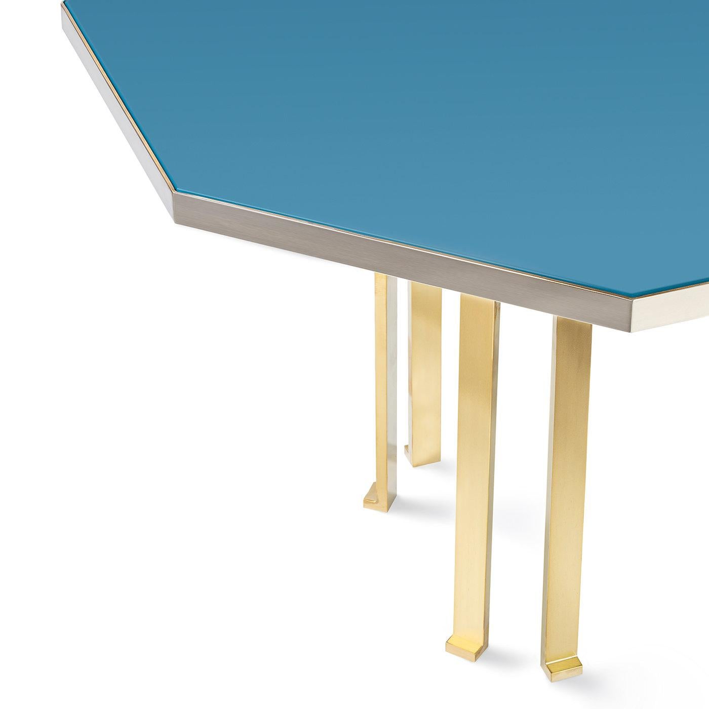 L'hexagone, une forme géométrique réputée pour sa rigueur harmonieuse, est l'inspiration formelle de cette superbe table. Idéal pour s'intégrer dans un environnement contemporain, il présente une base lumineuse en laiton avec des pieds à angle droit