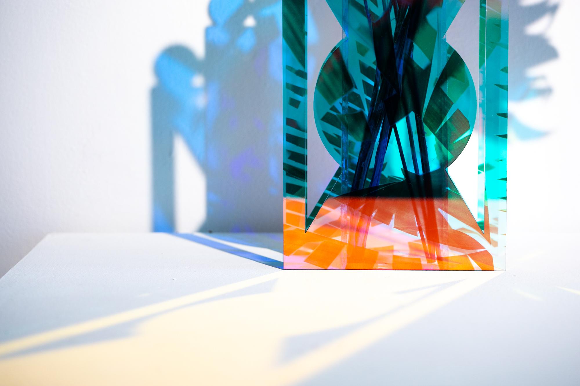 Holografische, UV-geometrische Vase, geometrisch gedruckt  im Zustand „Neu“ im Angebot in Philadelphia, PA