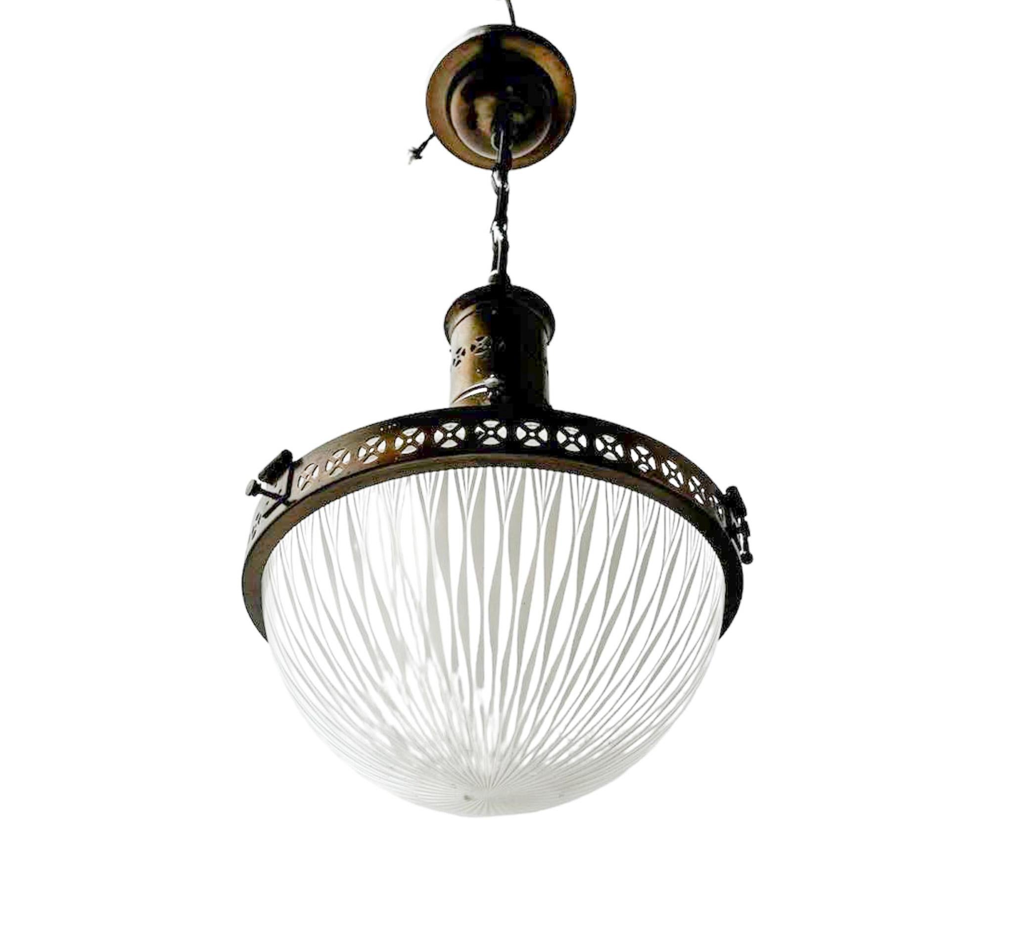 Stupenda ed elegante lampada a sospensione Arts & Crafts.
Design di Holophane.
Un sorprendente design inglese del 1900.
Supporto e baldacchino originali in ottone patinato con catena originale in ottone patinato.
Paralumi originali in vetro