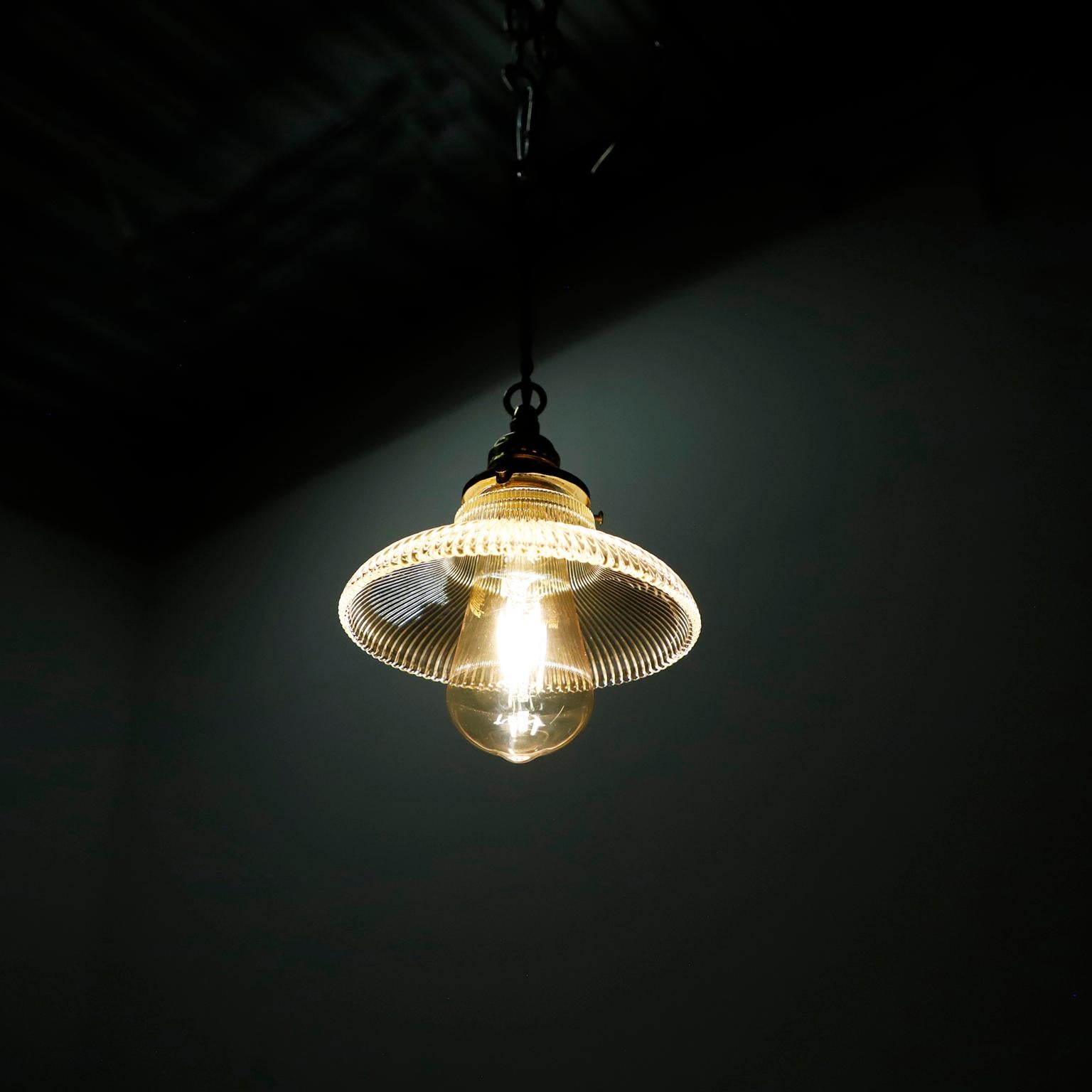 Holophane Clear Glass Vintage Industrial Pendant Light 11 In Good Condition For Sale In Mexico City, CDMX