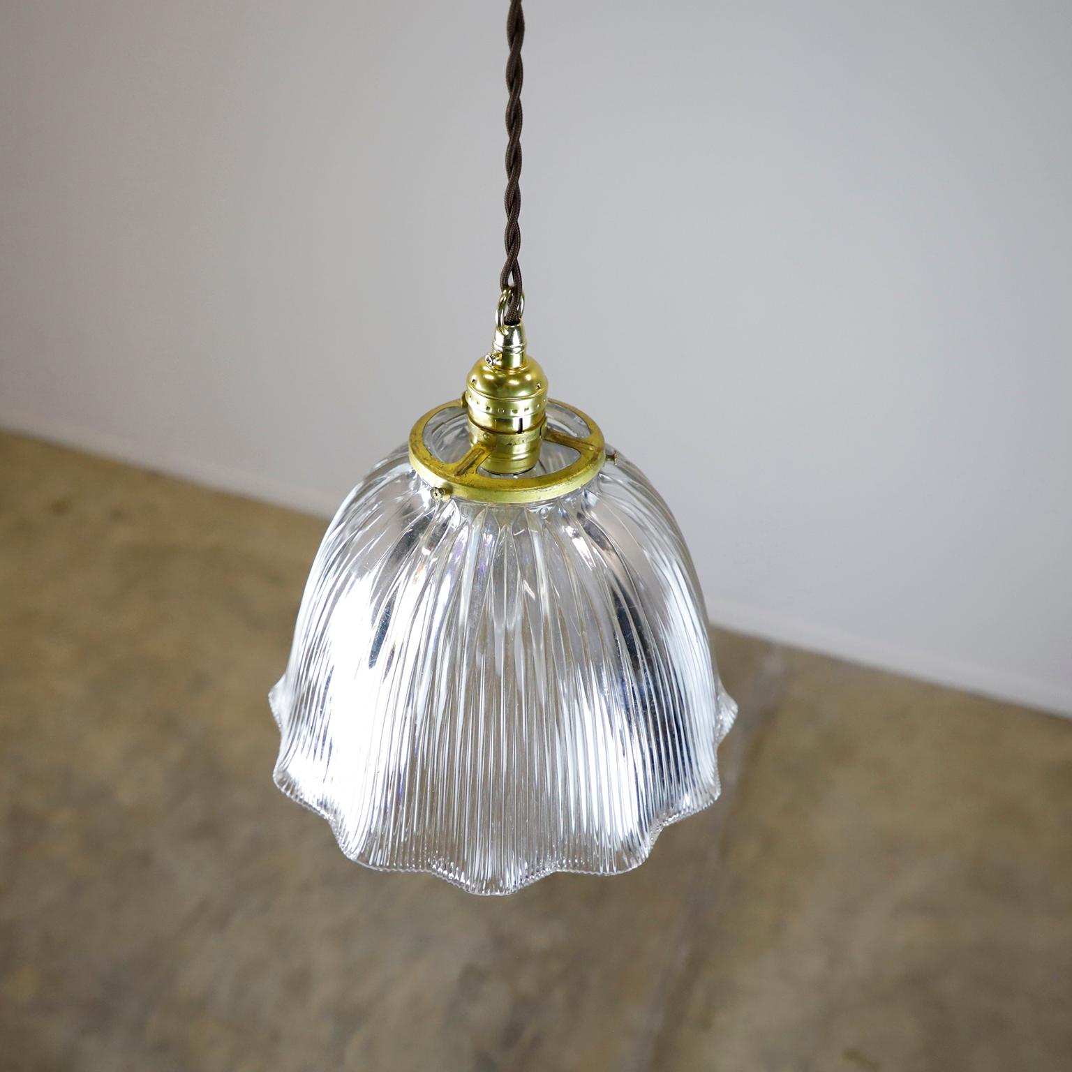 Te ofrecemos esta Lámpara Colgante Industrial Vintage de Cristal Transparente Holophane. Tulipas de cristal prismático en excelente estado. El sistema eléctrico es nuevo y funciona perfectamente.