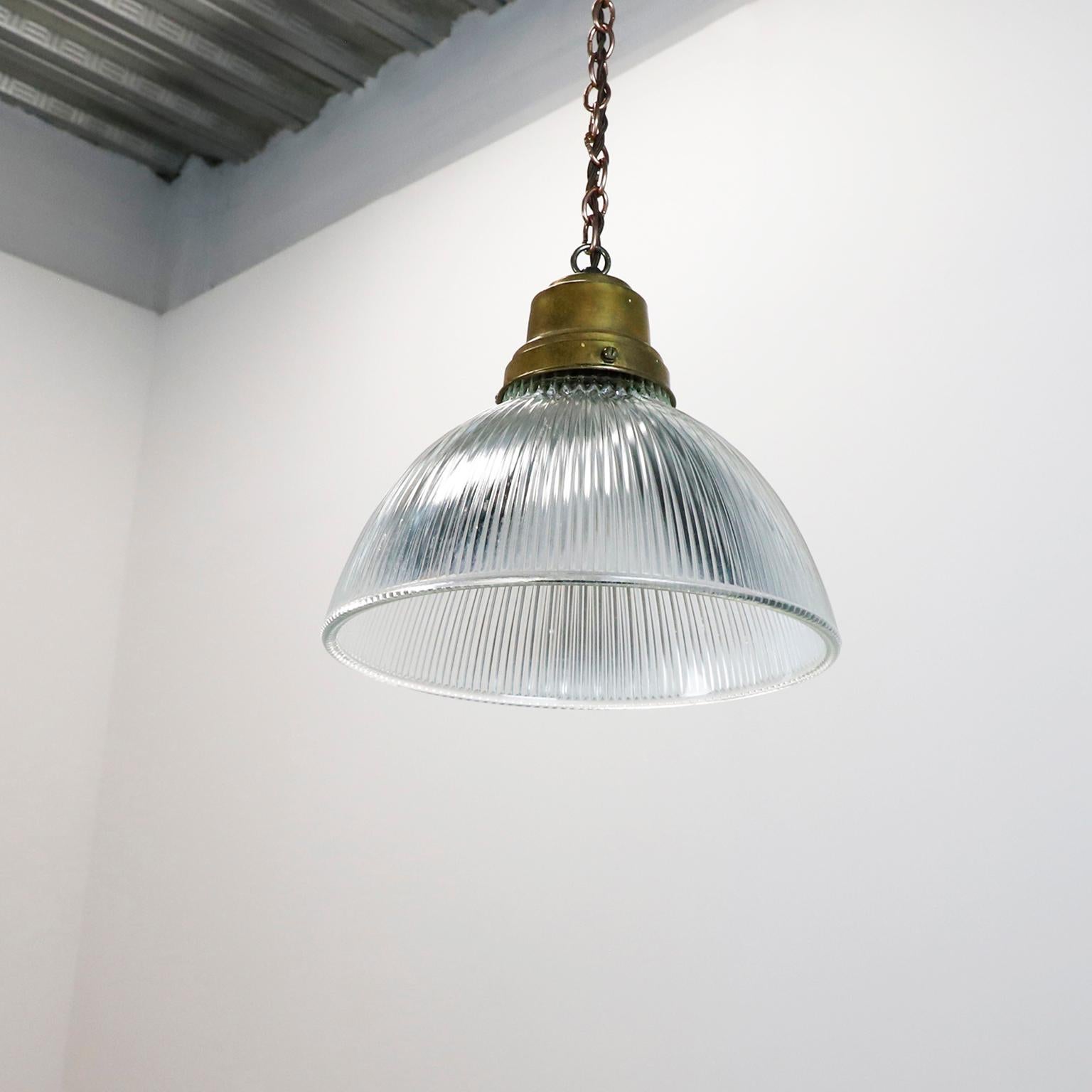 Nous proposons cette lampe pendante industrielle vintage en verre clair Holophane. Ombres en verre prismatique en excellent état. Le système électrique est neuf et fonctionne parfaitement.