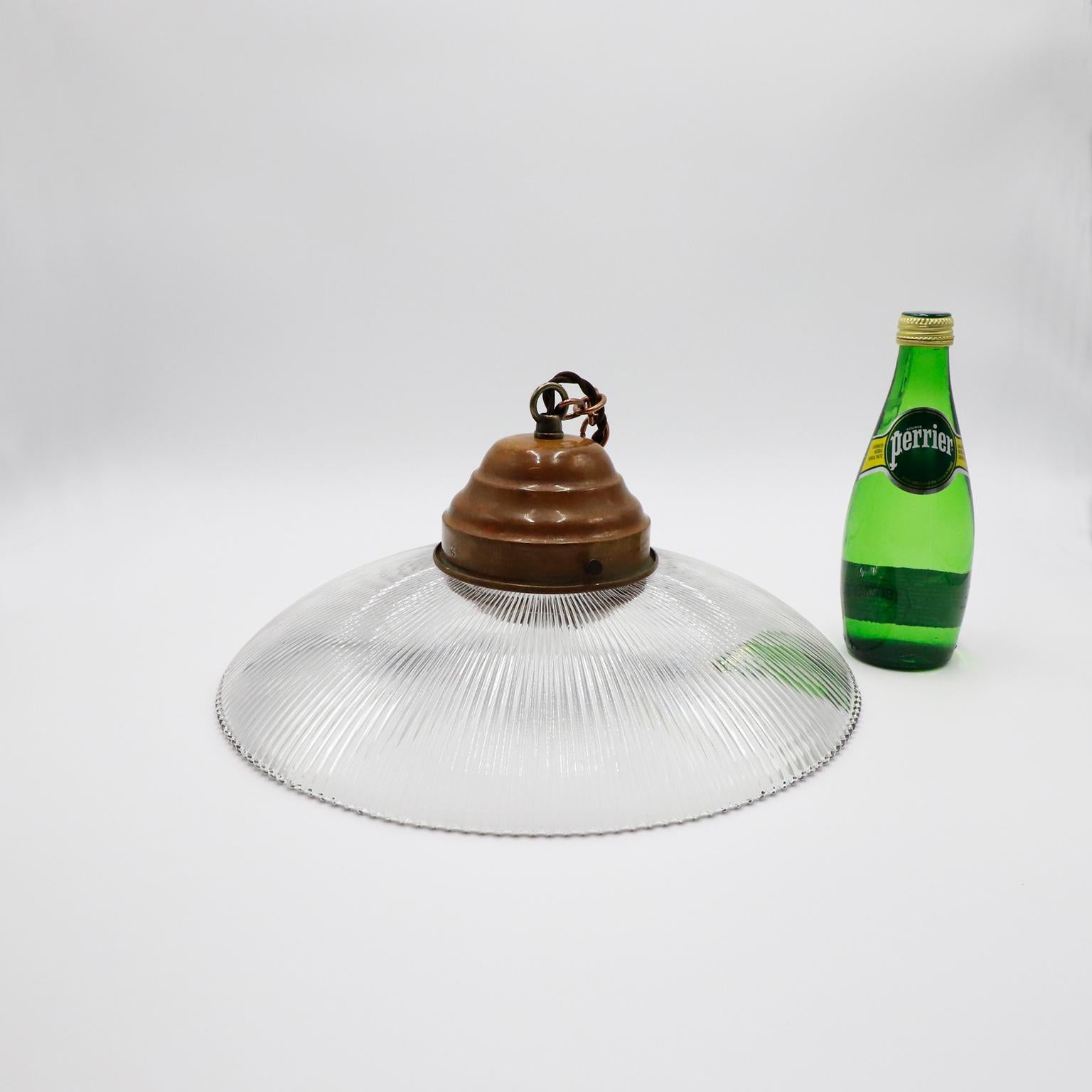 Americano Lampada a sospensione industriale vintage in vetro trasparente Holophane in vendita