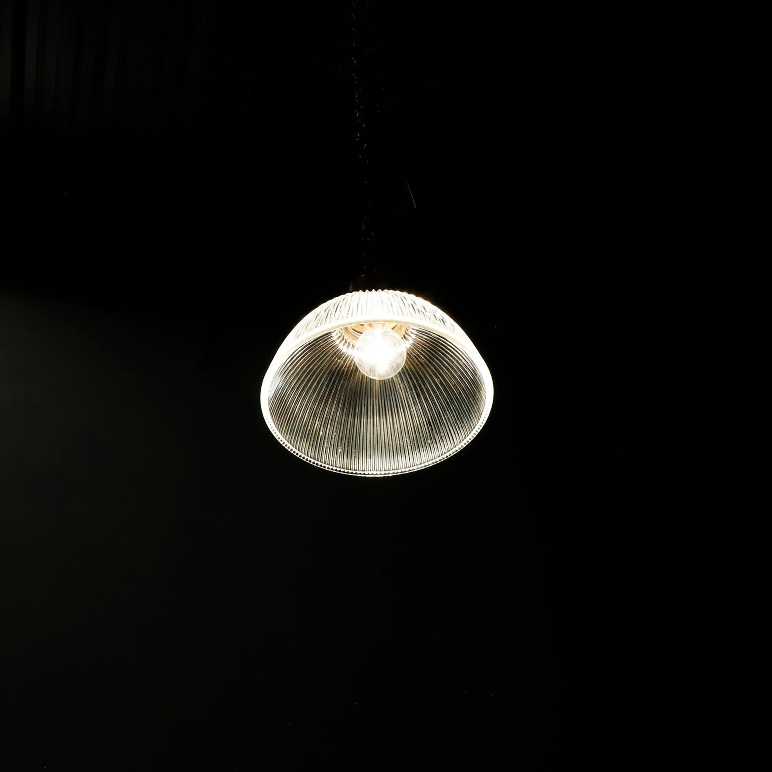 Milieu du XXe siècle Holophane Verre clair Lampe pendante industrielle vintage en vente