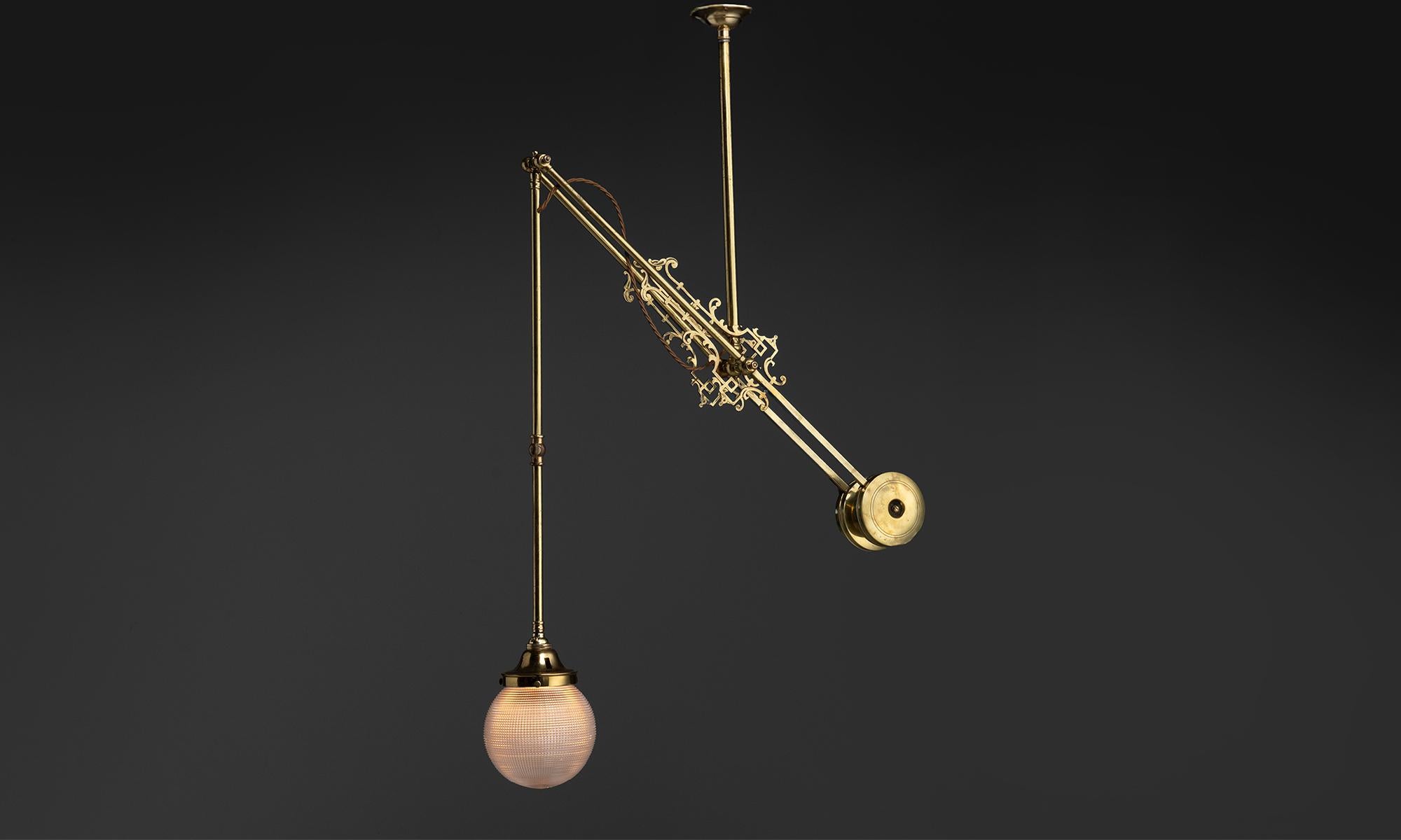 Inghilterra, 1910
Lampada da dentista da banco in ottone invecchiato in condizioni originali. Completamente regolabile, completo di paralume in vetro prismatico Holophane a globo.
28