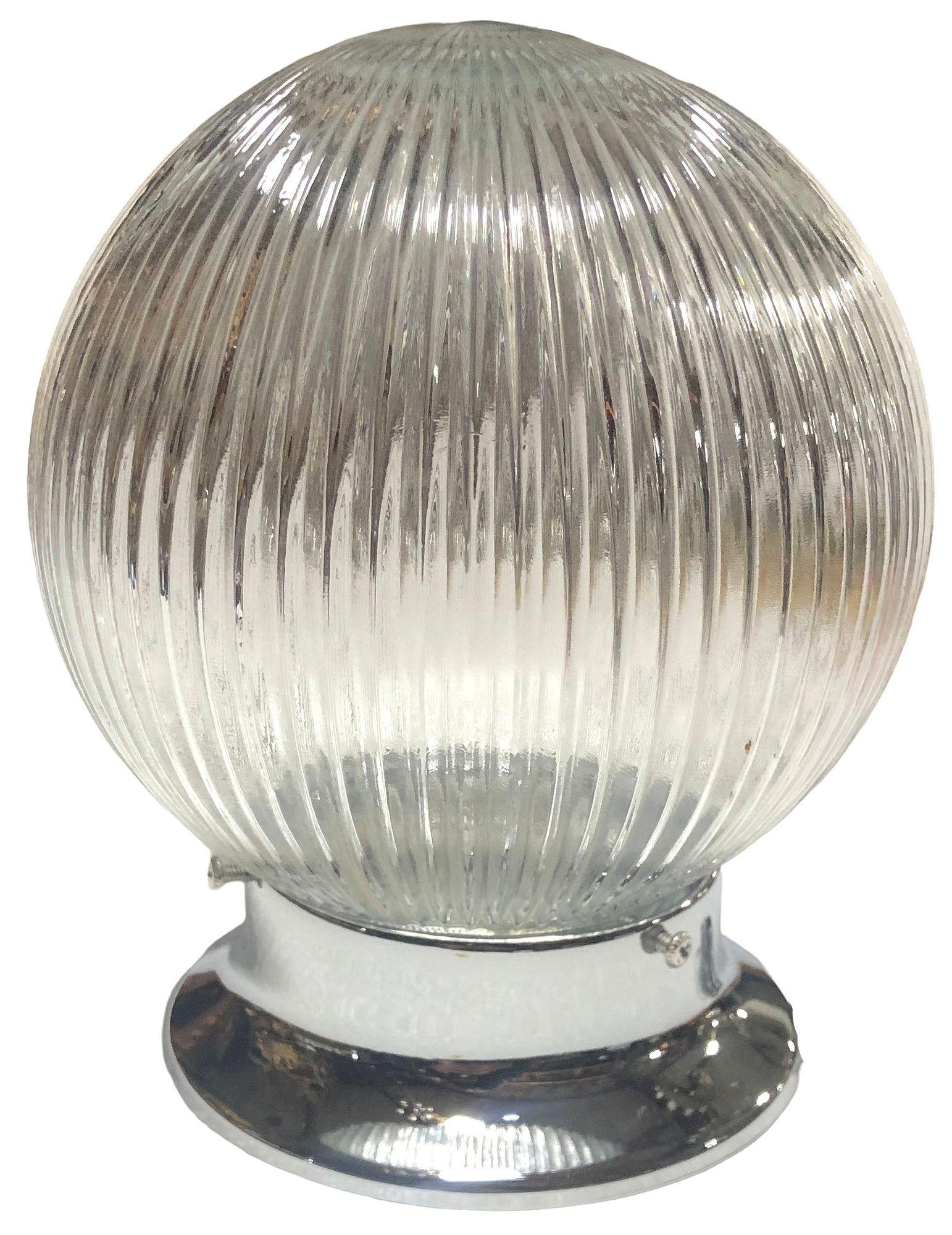 Questa lampada a sospensione presenta un classico globo in vetro Holophane, famoso per la sua diffusione prismatica della luce. L'elegante montatura cromata completa il vetro testurizzato, aggiungendo un tocco industrial chic. Ideale sia per gli