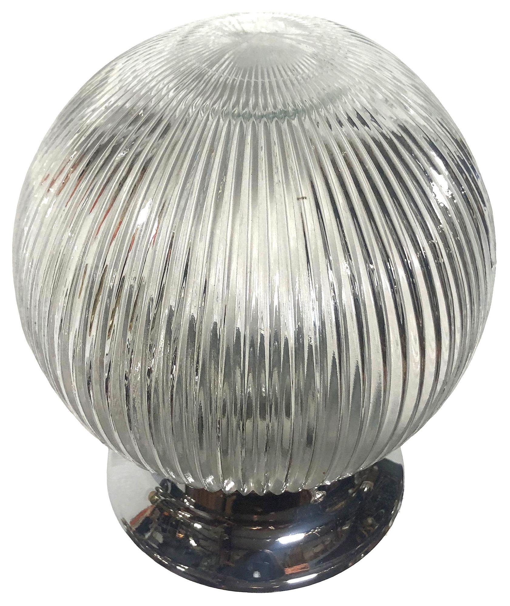 Lampada a sospensione a globo in vetro di Holophane con montatore cromato In condizioni ottime in vendita a Van Nuys, CA
