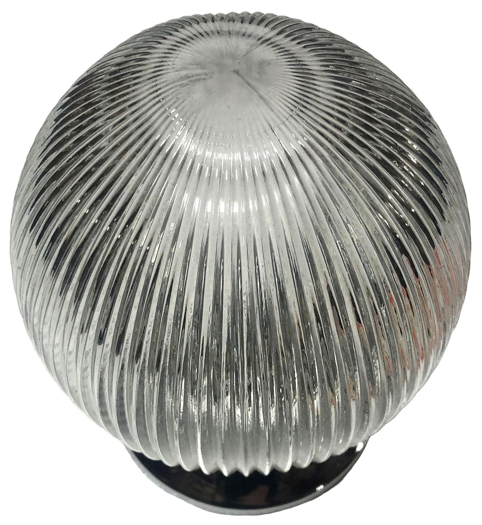 Metà XX secolo Lampada a sospensione a globo in vetro di Holophane con montatore cromato in vendita
