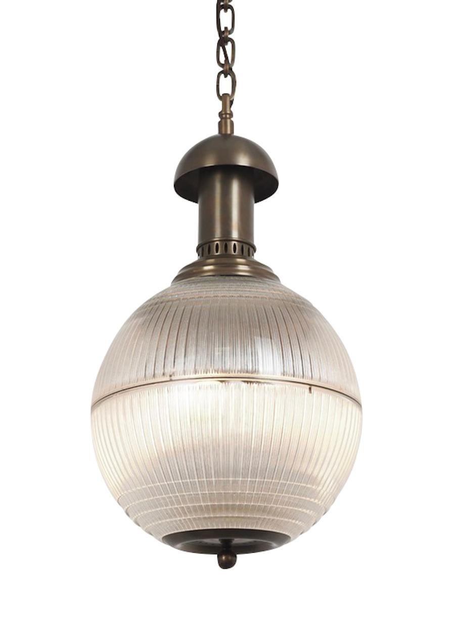 Coppia di pendenti in vetro Holophane degli anni '40.
Vetro Holophane d'epoca. 
Il terminale decorativo in ottone spazzolato è contemporaneo.
