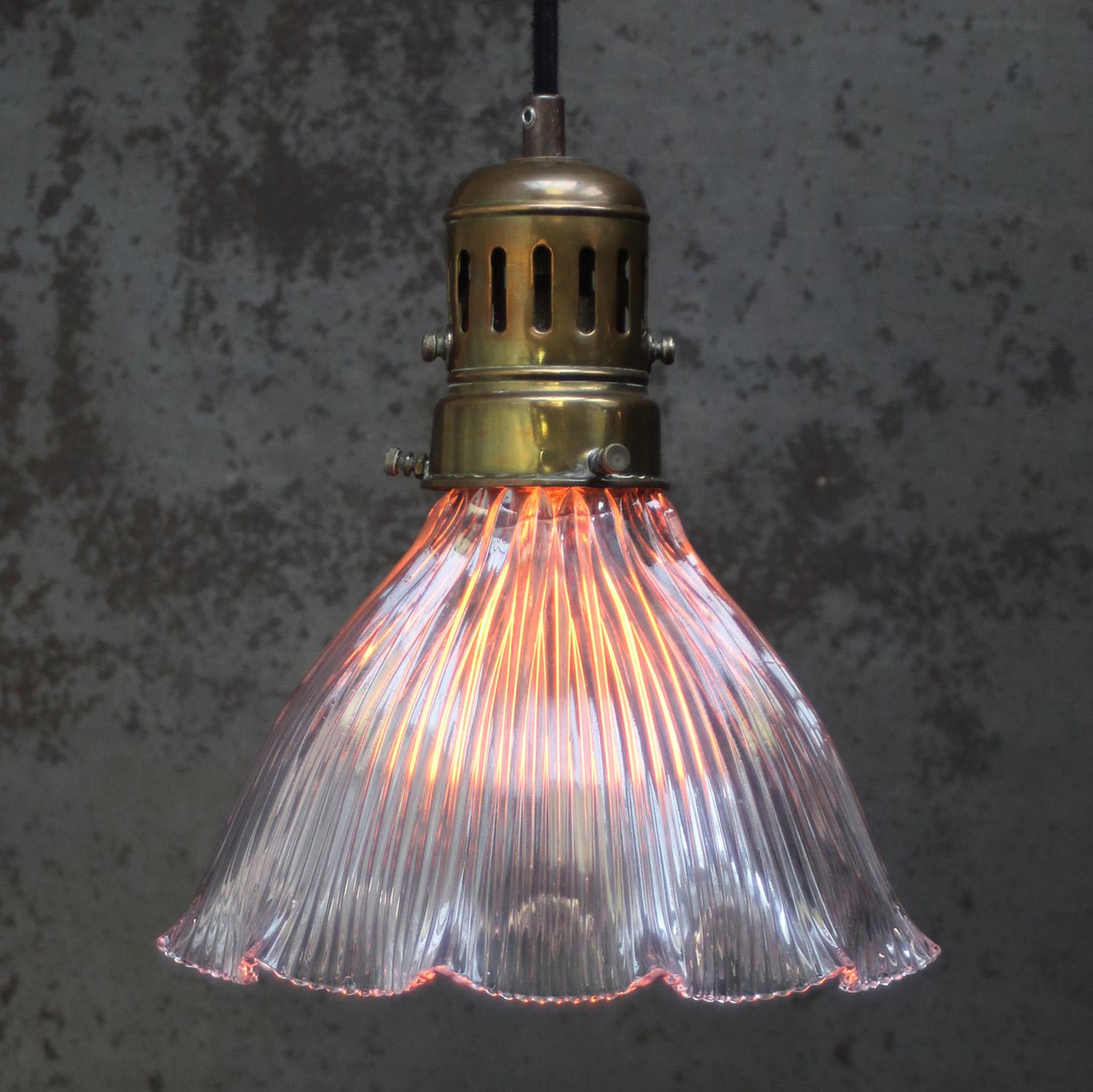 Ciondolo d'epoca in ottone e vetro di Holophane, Francia
Piano in ottone con paralume in vetro tagliato

Peso: 0,90 kg / 2 lb

Prezzo per singolo articolo. Tutte le lampade sono state rese idonee dagli standard internazionali per le lampadine a