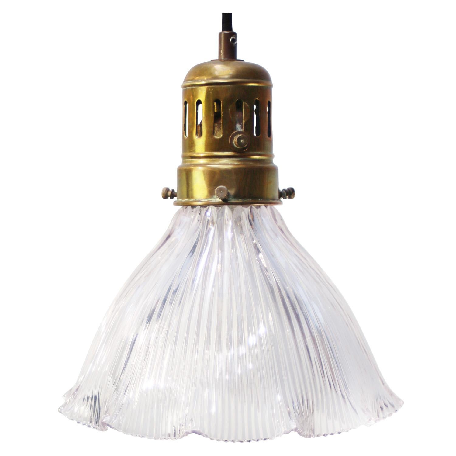 Industriale Lampada a sospensione in ottone vintage con vetro Holophane in vendita