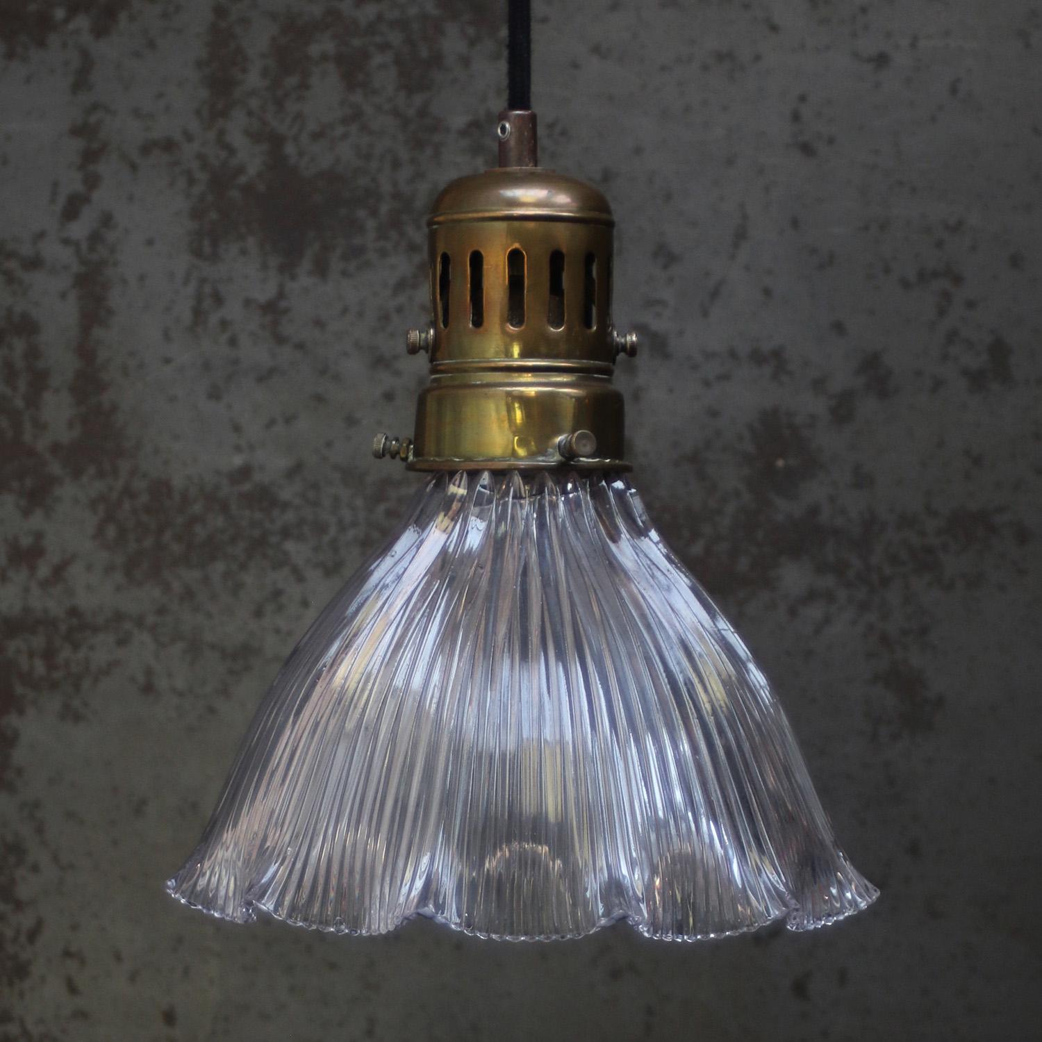 Francese Lampada a sospensione in ottone vintage con vetro Holophane in vendita