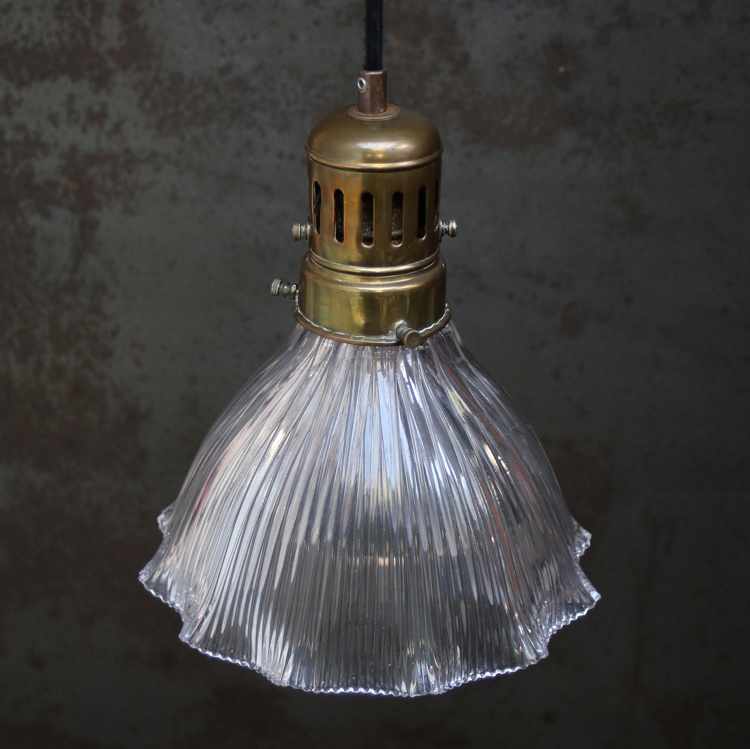 Lampada a sospensione in ottone vintage con vetro Holophane In condizioni buone in vendita a Amsterdam, NL