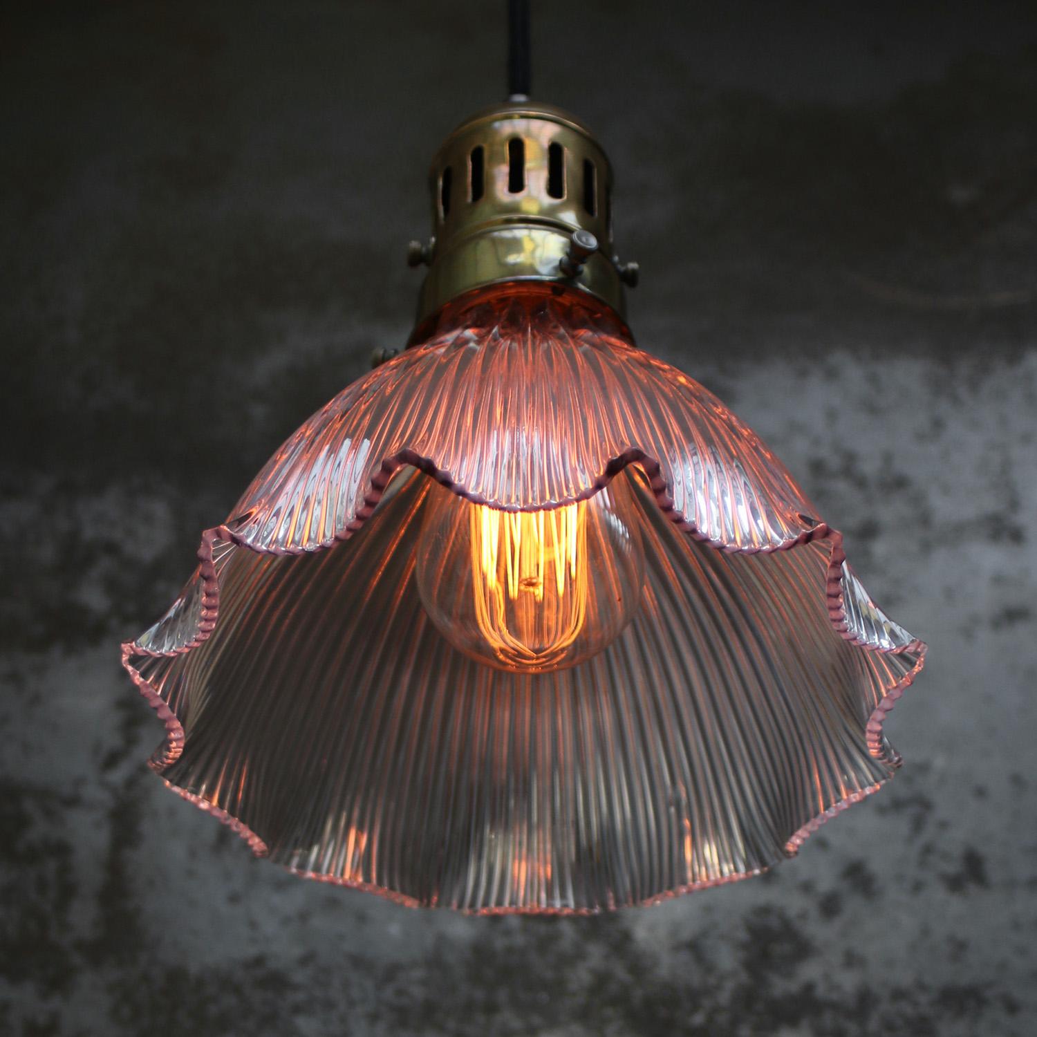XX secolo Lampada a sospensione in ottone vintage con vetro Holophane in vendita