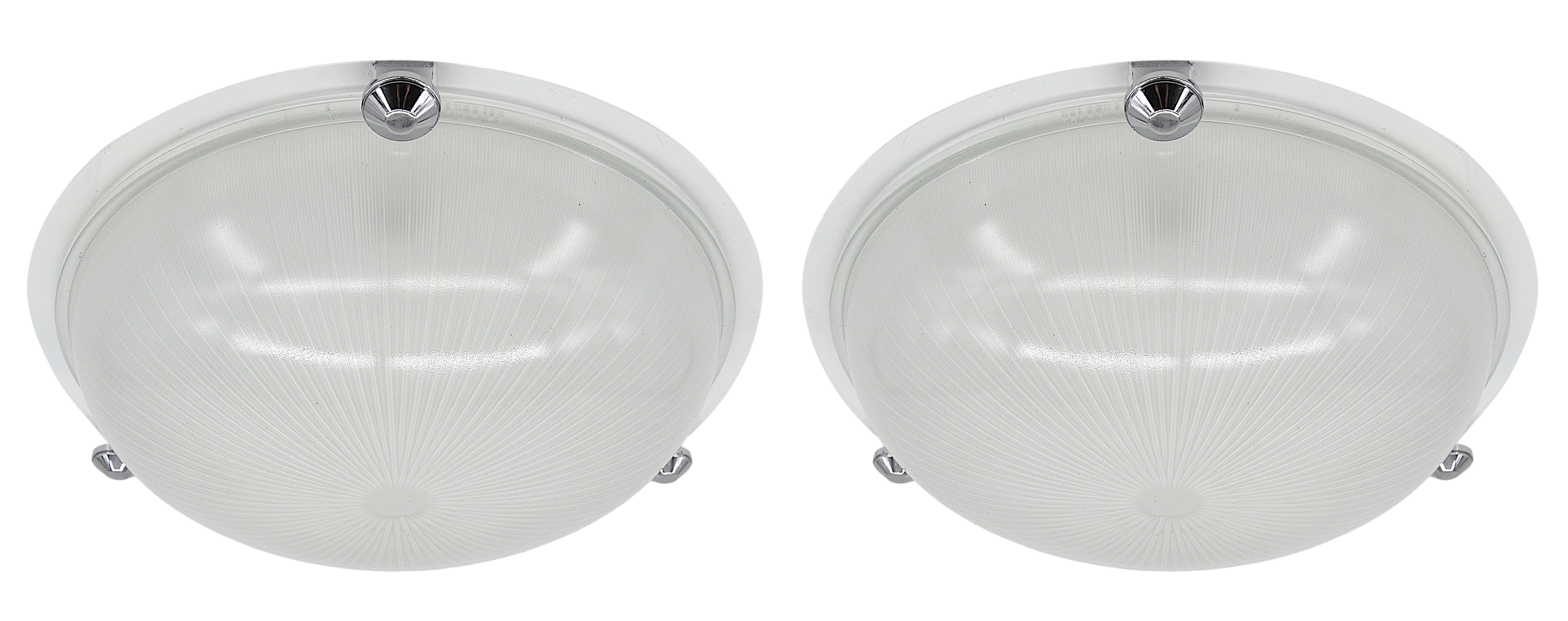 Pair of French Modernist Art Deco Flush Mounts by Holophane (Verlys, Les Andelys), France, 1920s.

An exceptional pair of French Art Deco flush mount ceiling lights designed by Holophane, the legendary glass manufacturer known for its innovative