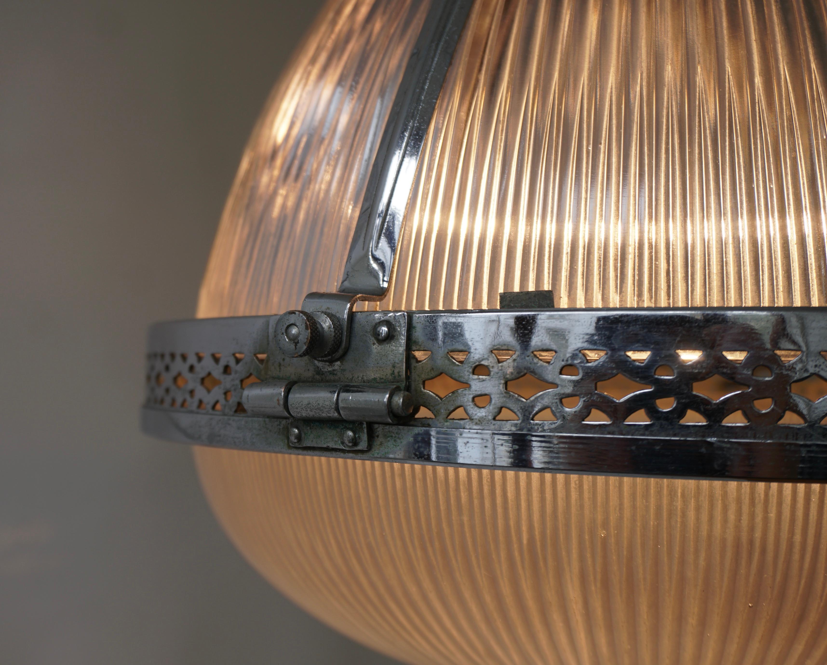 20ième siècle Lampe à suspension Reflector-Refractor en verre prismatique Holophane en vente