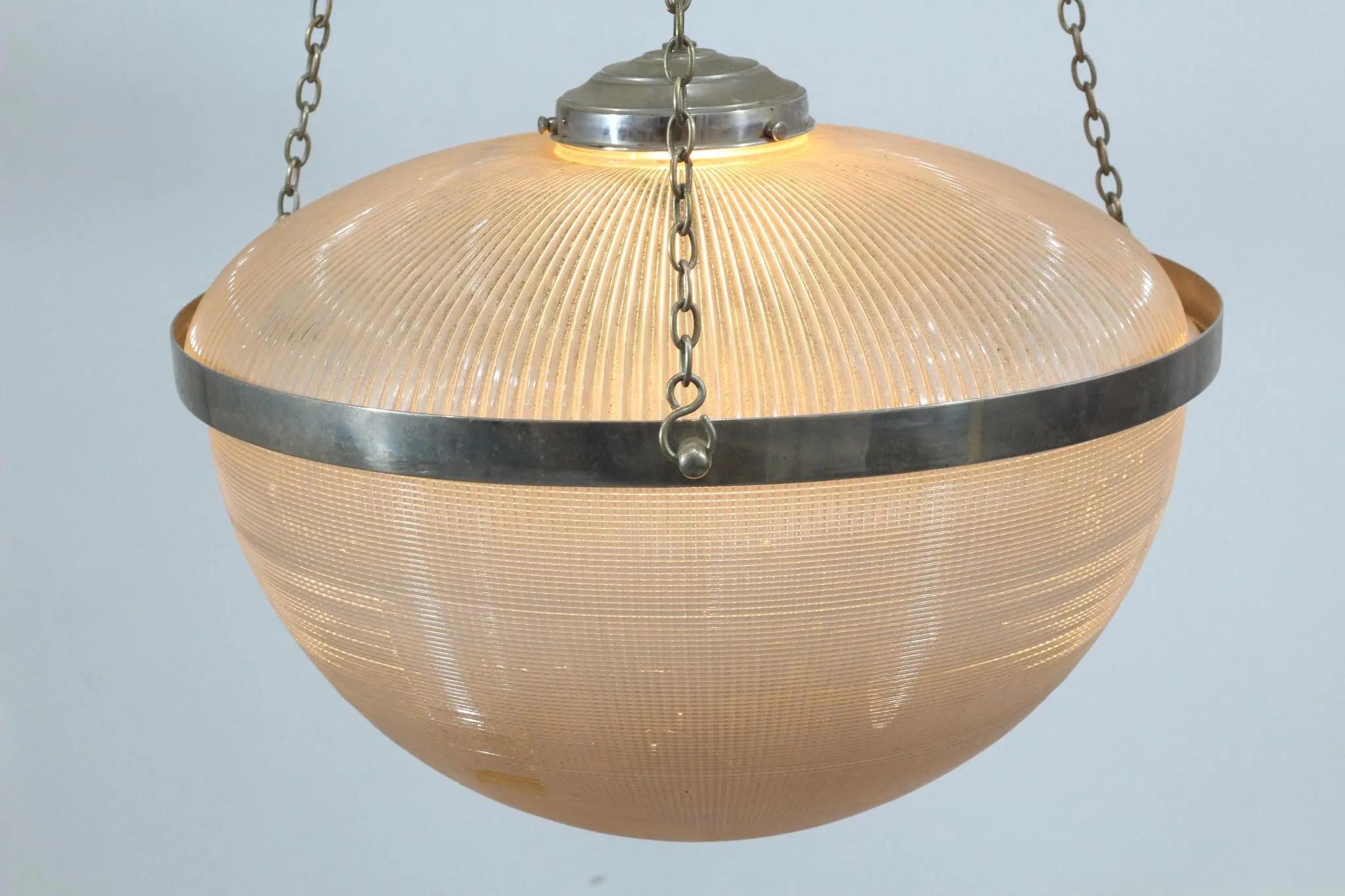 HOLOPHANE
Très importante et rare suspension à double réflecteur en verre avec système breveté Holophane.
Vers 1930