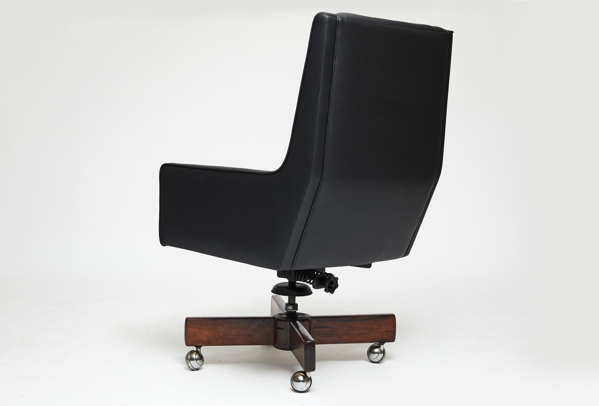 Hand-Knotted Mid-Century Modern Swivel Armchair in Black Leather by Sergio Rodrigues, Brazil