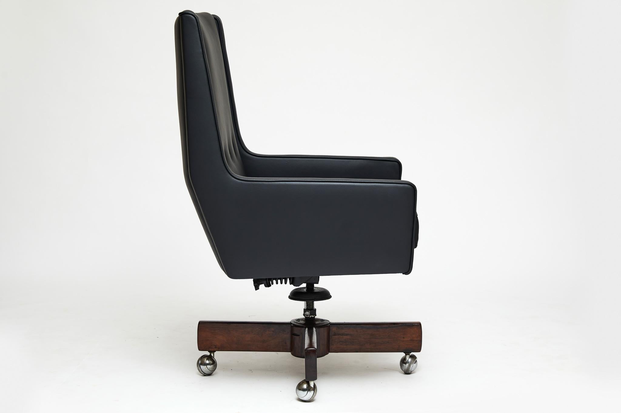 Mid-Century Modern Swivel Armchair in Black Leather by Sergio Rodrigues, Brazil In Good Condition In New York, NY