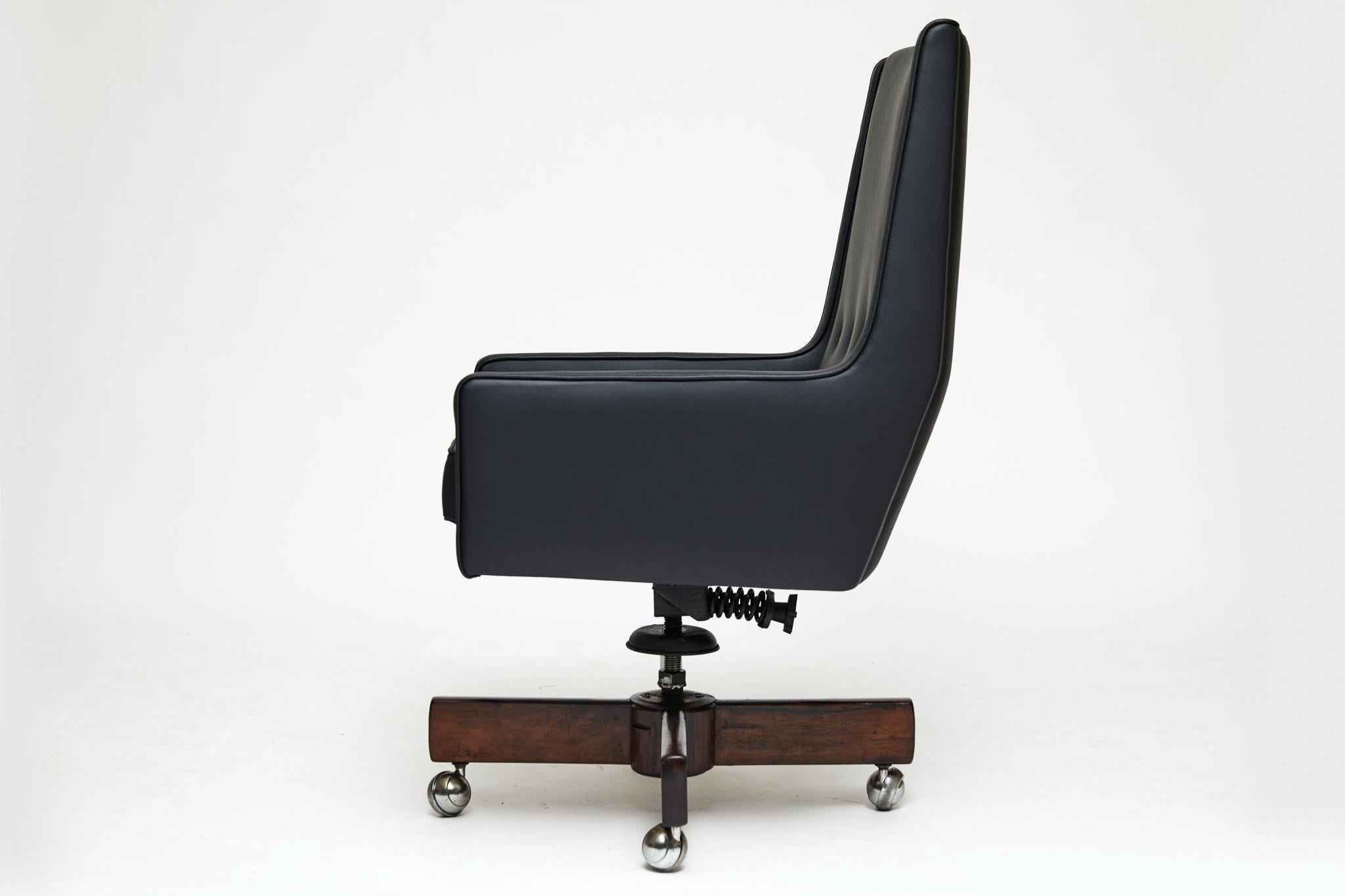 Mid-20th Century Mid-Century Modern Swivel Armchair in Black Leather by Sergio Rodrigues, Brazil