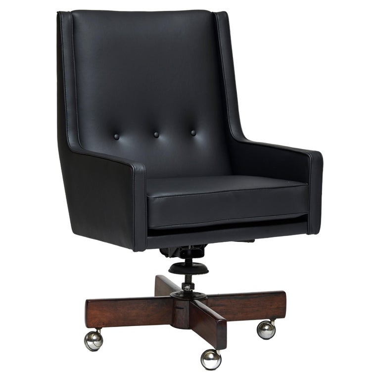 Midcentury Modern Swivel Armchair in Black Leather by Sergio Rodrigues