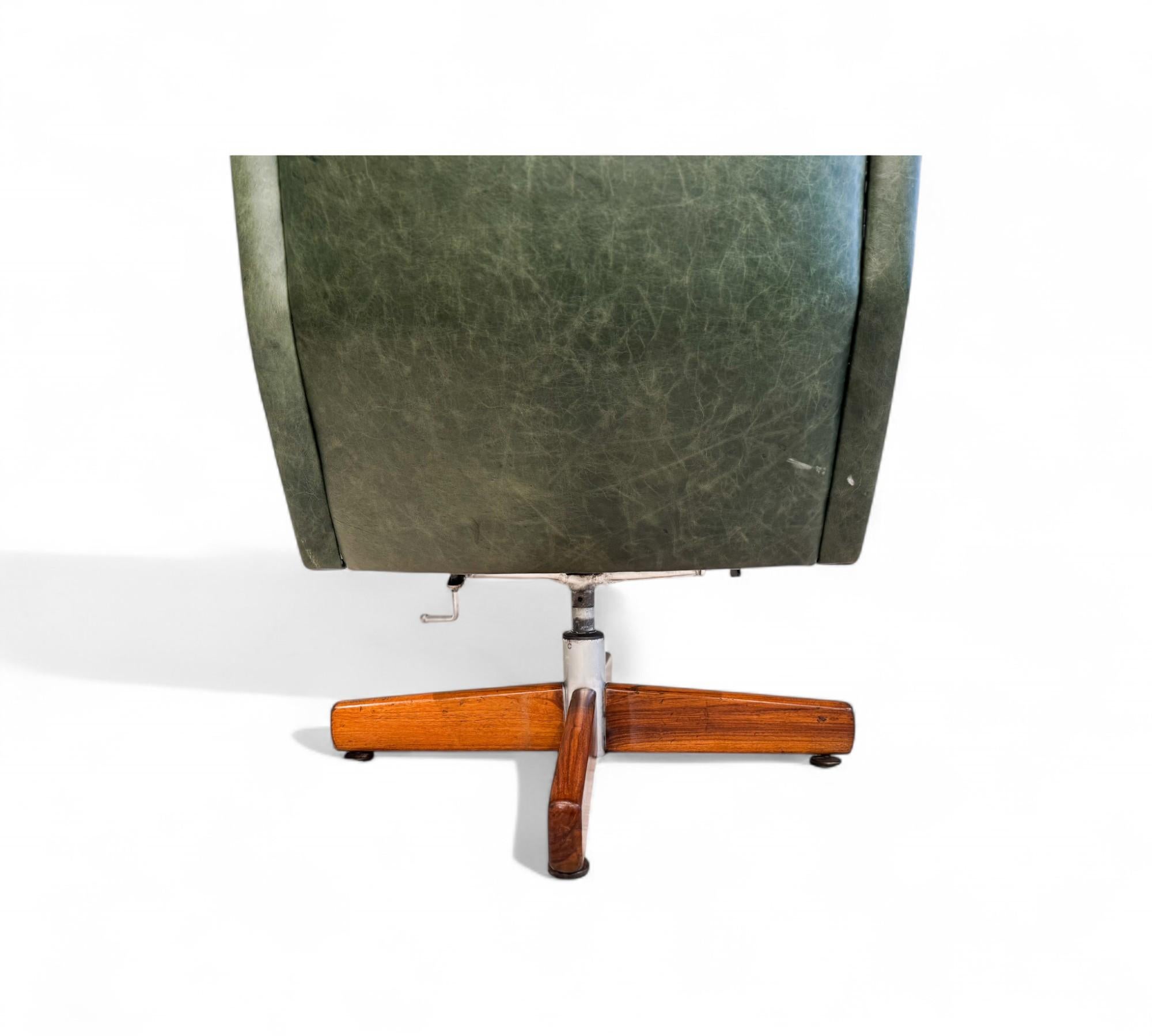 “Holperin” Armchair in Green Leather & Hardwood by Sergio Rodrigues, c. 1962s For Sale 4