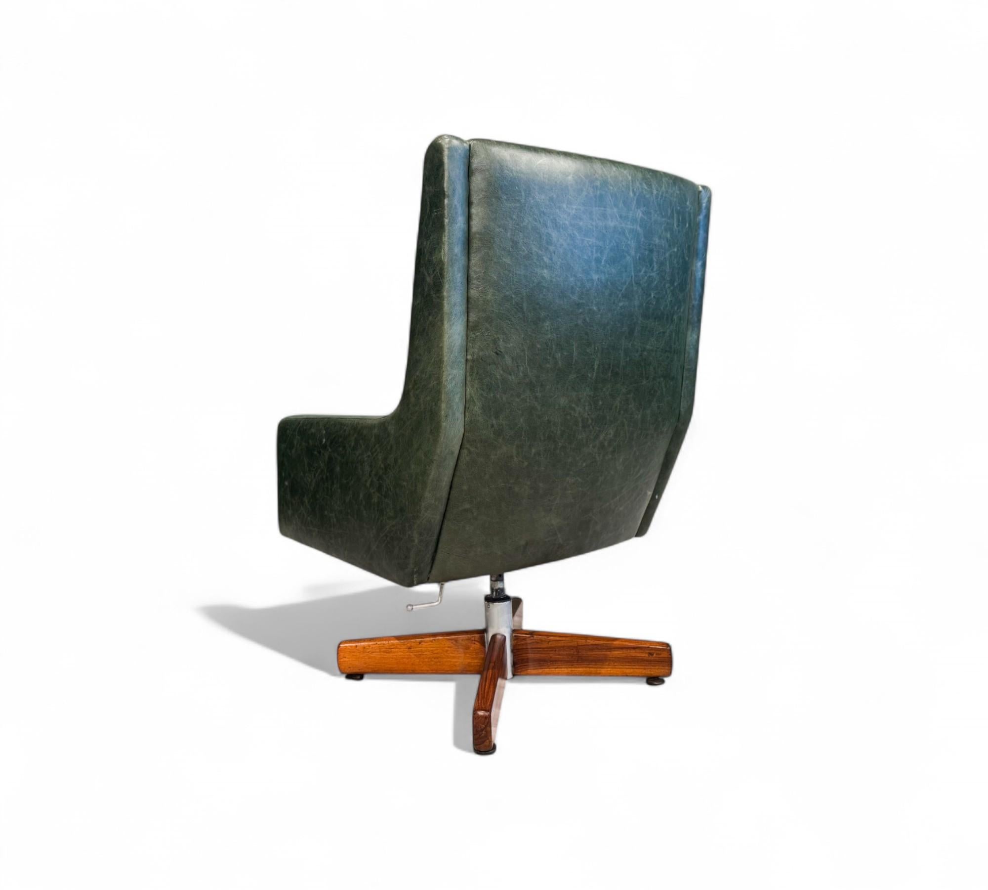 “Holperin” Armchair in Green Leather & Hardwood by Sergio Rodrigues, c. 1962s For Sale 7