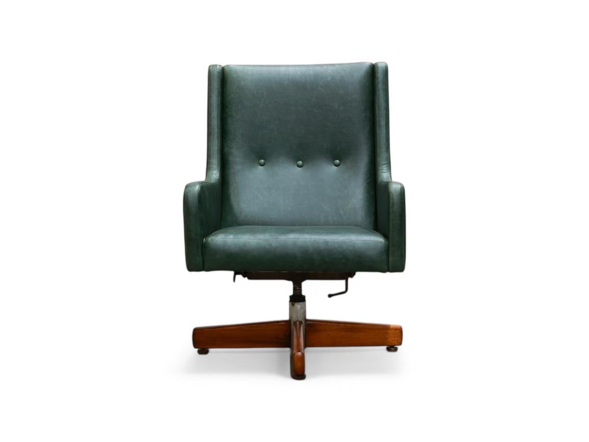 The mid-century modern “Holperin” armchair was designed in 1962 by Sergio Rodrigues during his time at Oca. The base is made with solid Brazilian rosewood. The wood has been refinished and the seat has been reupholstered in green leather. This