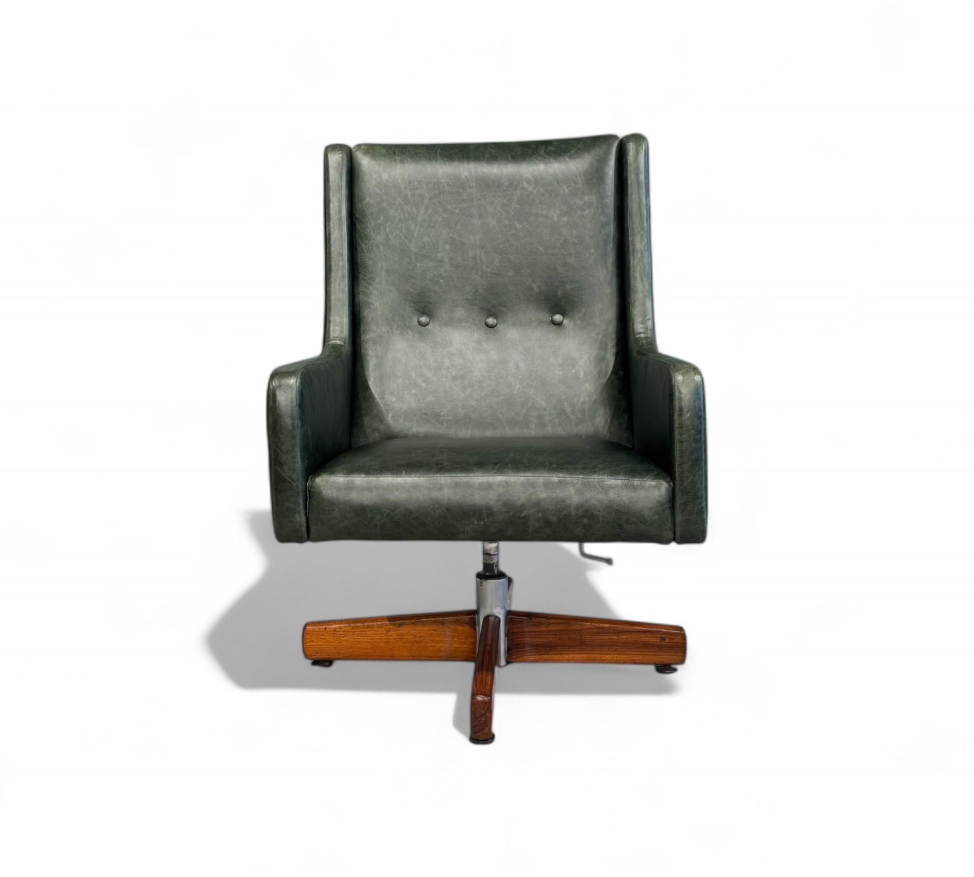 The mid-century modern “Holperin” armchair was designed in 1962 by Sergio Rodrigues during his time at Oca. The base is made with solid Brazilian rosewood. The wood has been refinished and the seat has been reupholstered in green leather. This