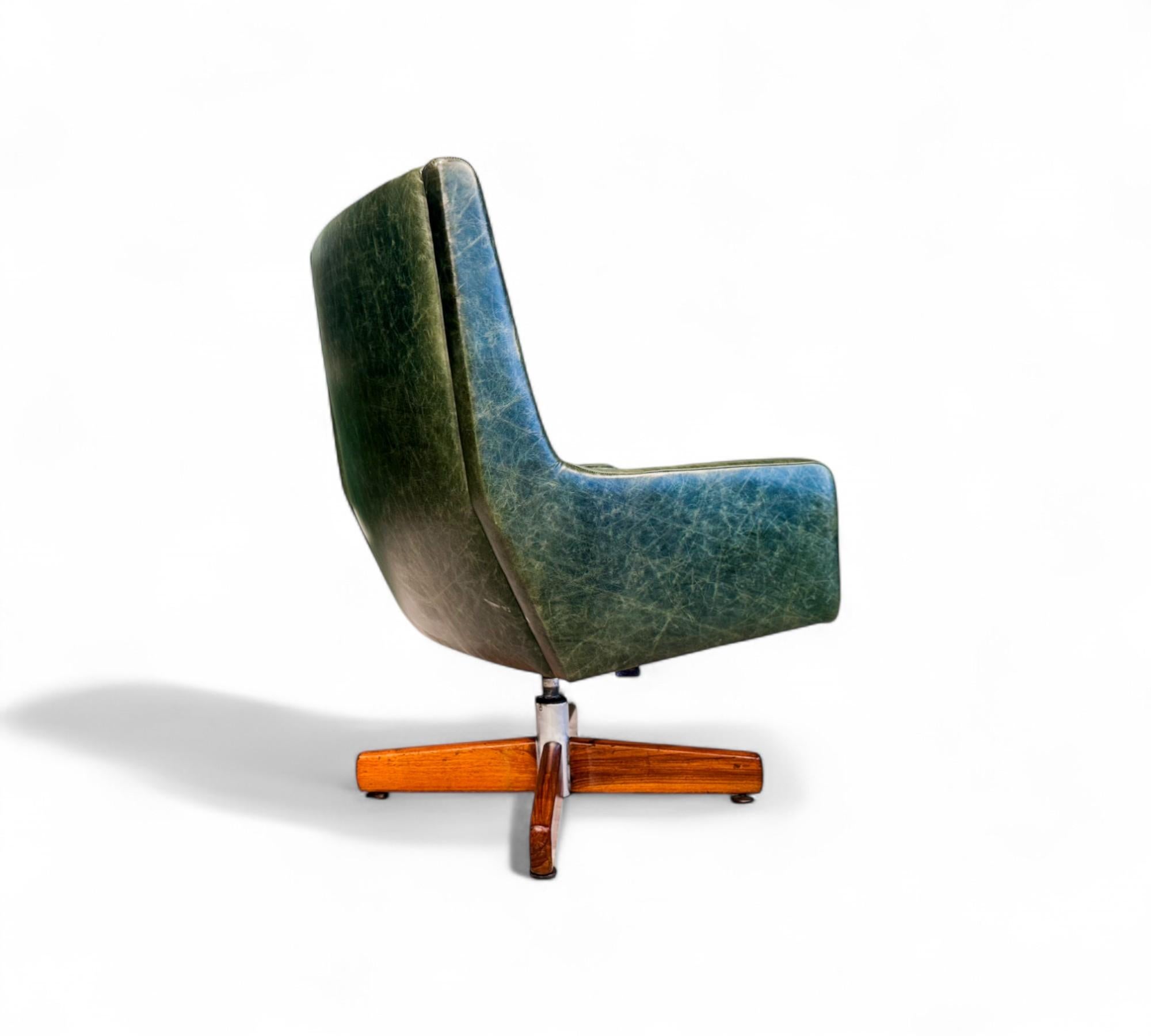 Mid-Century Modern “Holperin” Armchair in Green Leather & Hardwood by Sergio Rodrigues, c. 1962s For Sale