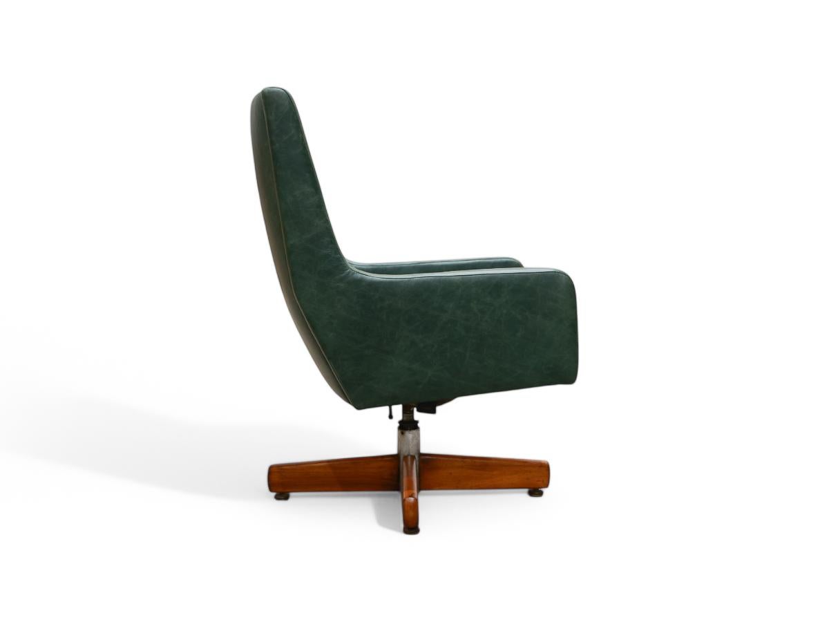 Brazilian “Holperin” Armchair in Green Leather & Hardwood by Sergio Rodrigues, c. 1962s For Sale