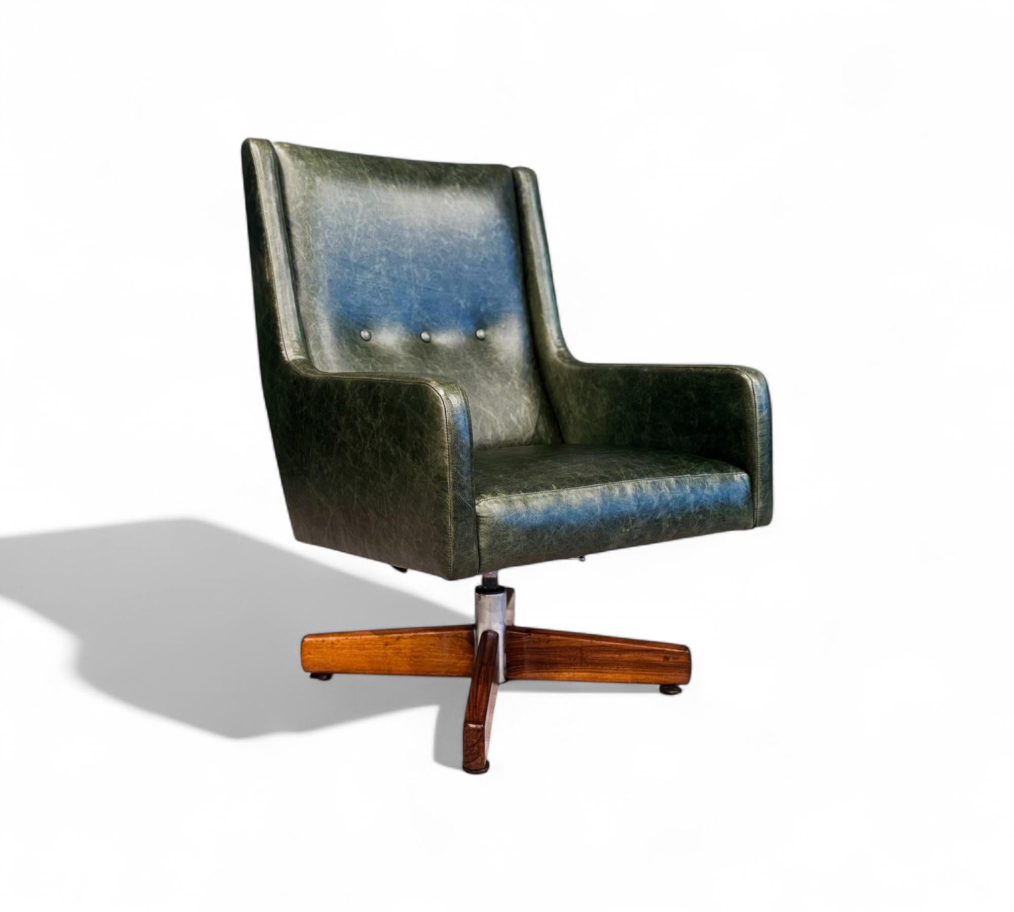 “Holperin” Armchair in Green Leather & Hardwood by Sergio Rodrigues, c. 1962s In Good Condition For Sale In New York, NY