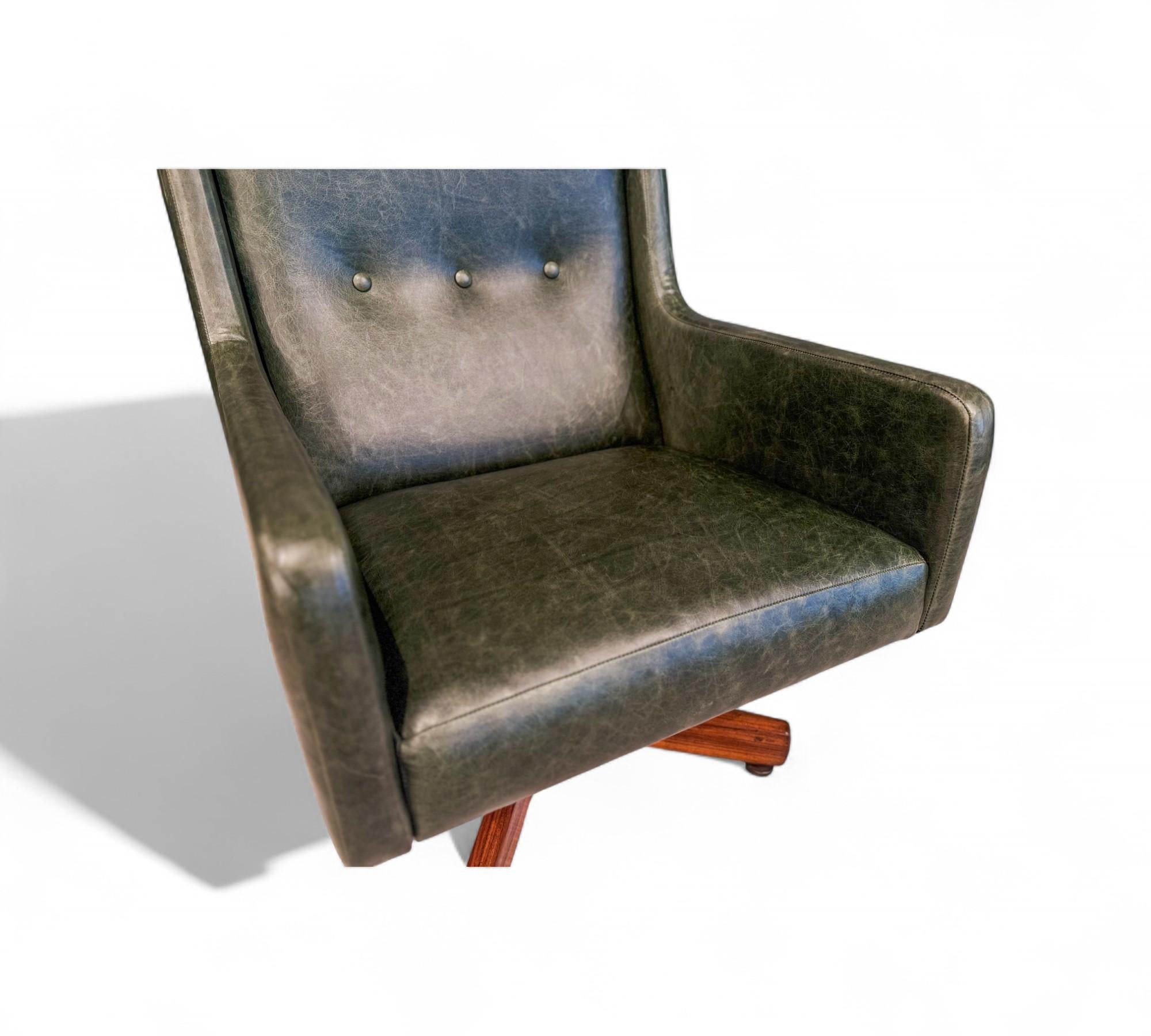 20th Century “Holperin” Armchair in Green Leather & Hardwood by Sergio Rodrigues, c. 1962s For Sale