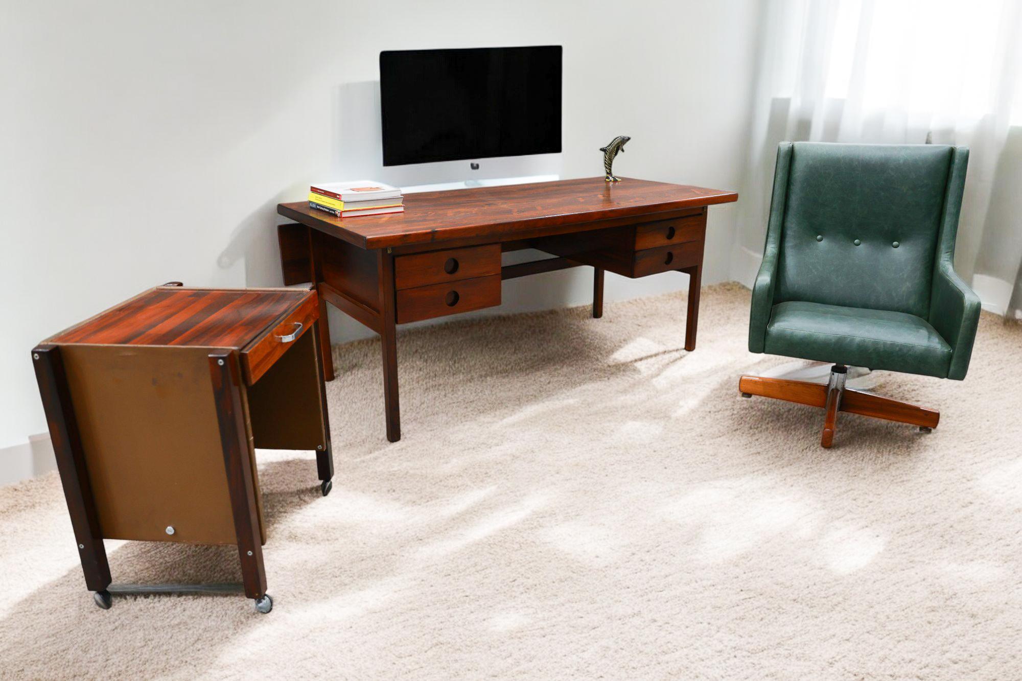 “Holperin” Armchair in Green Leather & Hardwood by Sergio Rodrigues, c. 1962s For Sale 2
