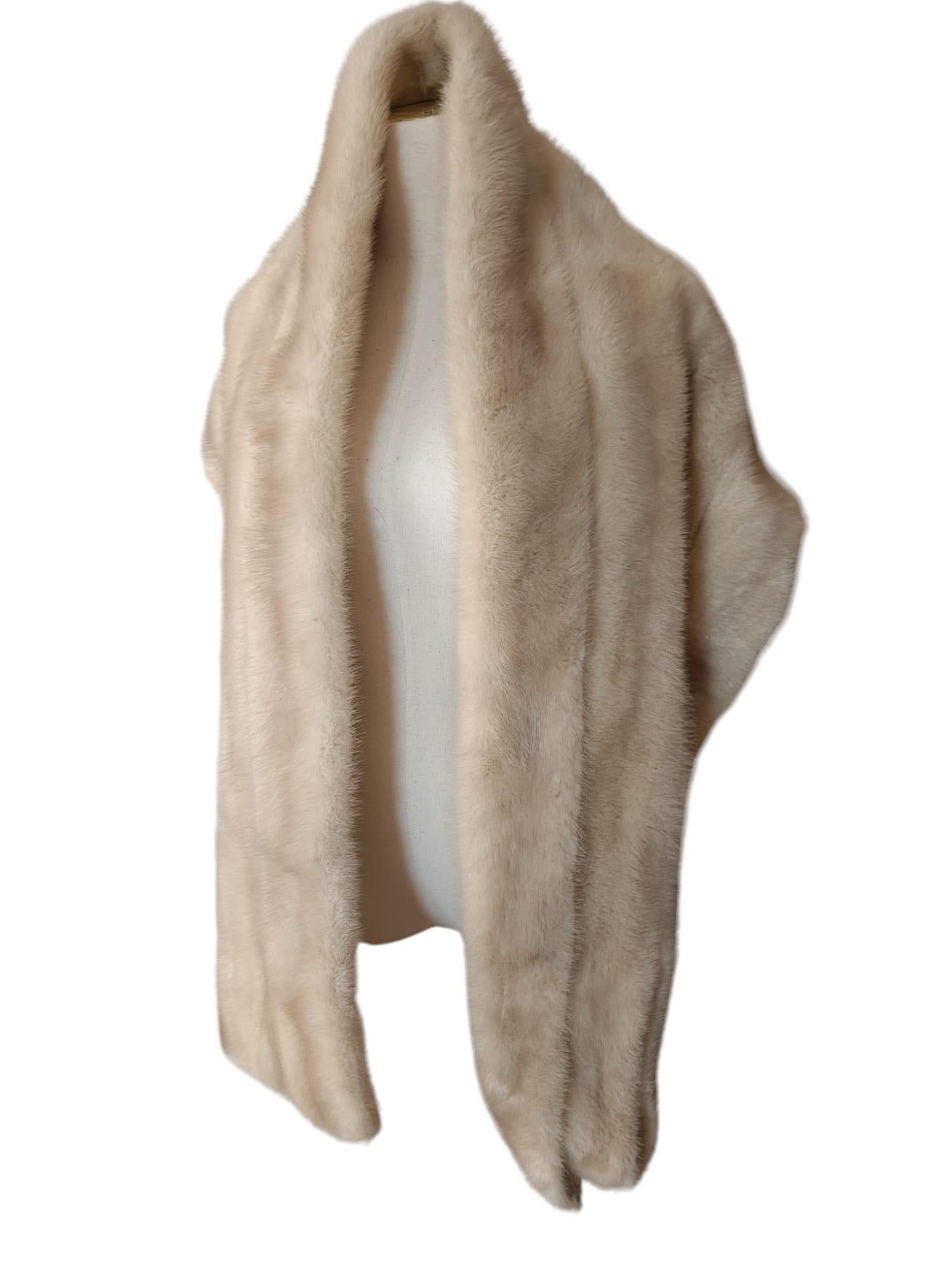 DESCRIPTION DU PRODUIT :

Holt Renfrew Blush mink Fur Cape Shrug Stole Boa wedding

Condit : vintage quelques taches sur la doublure

Fermeture : crochets et œillets

Couleur : blush 

Matière : fourrure de vison

Type de vêtement : Étole

Doublure