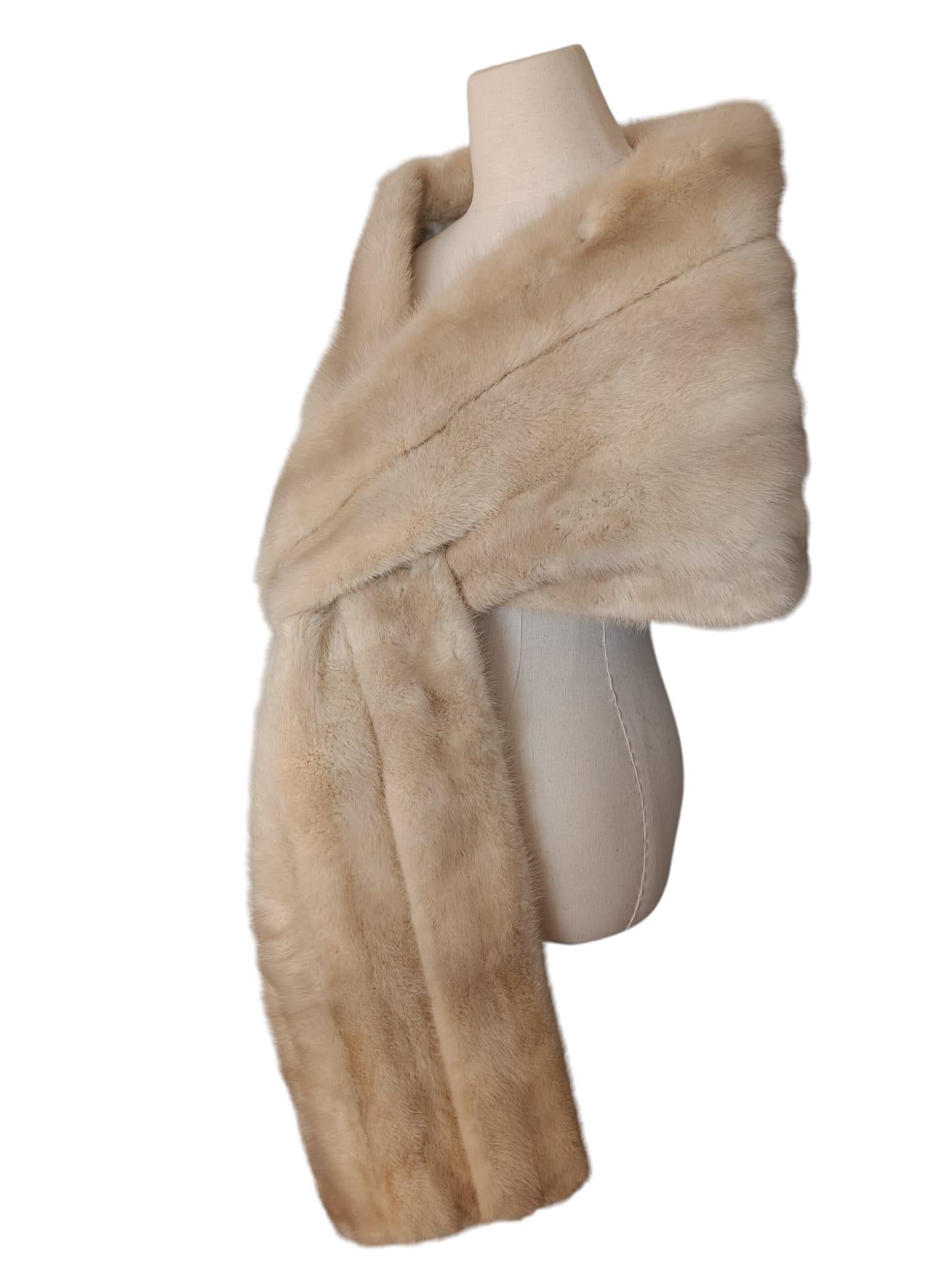 Holt Renfrew Blush mink Fur Cape Shrug Stole Boa wedding Bon état - En vente à Montreal, Quebec