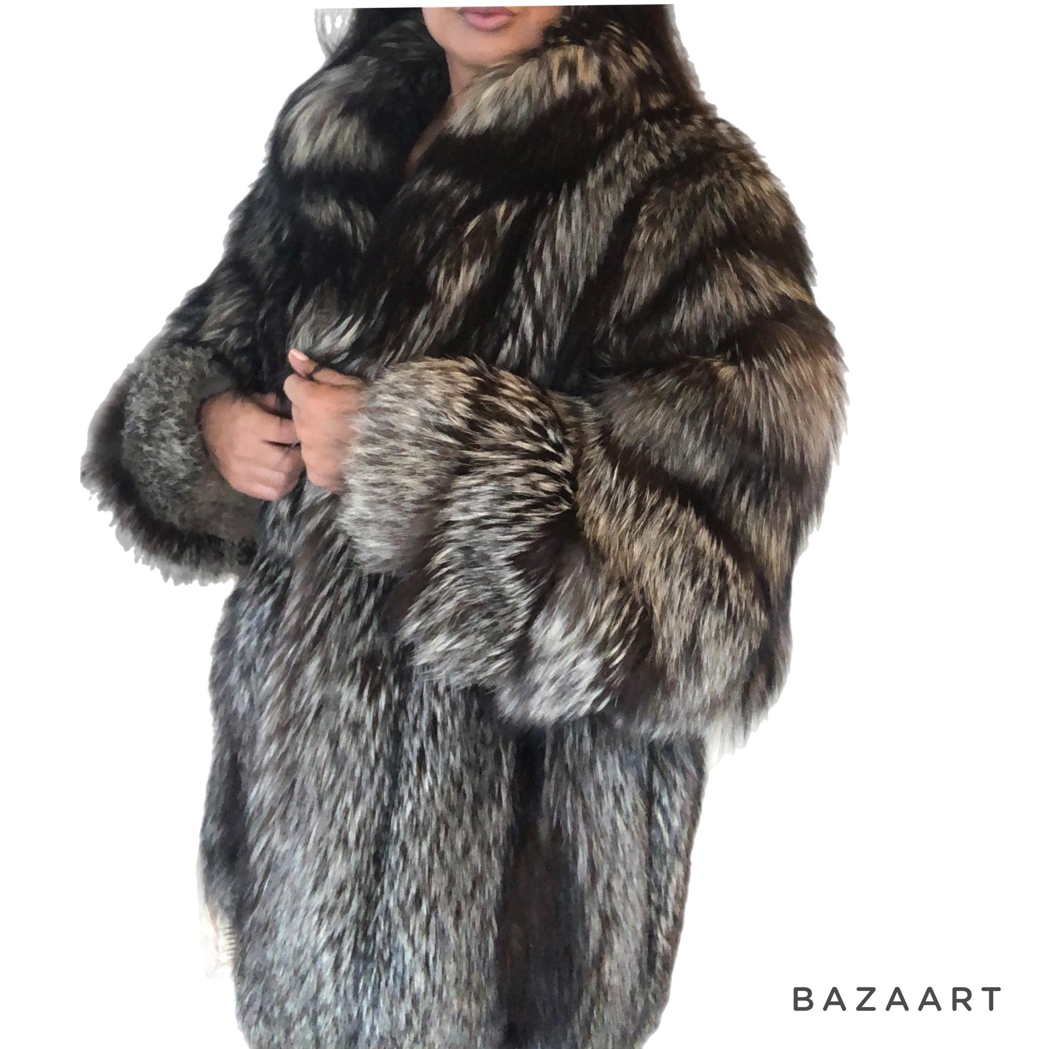 Holt Renfrew Dyed Silver Fox Fur Stroller Coat (Size 10-M) In Excellent Condition For Sale In Montreal, Quebec